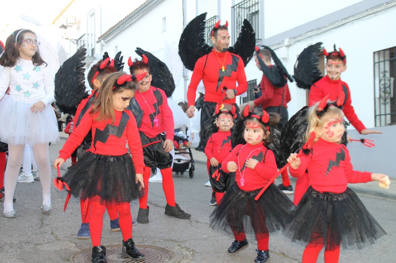 El desfile de Carnaval llenó de alegría, colorido y animación las calles de Jerez de los Caballeros. El desfile partió de la calle Eritas continuó el recorrido por el barrio de Los Mártires, la corredera Hernando de Soto y la calle Vasco Núñez, para culminar en la Plaza de España.Destacó la participación de muchos grupos, de todas las edades, pero especialmente de jóvenes, savia nueva que se va incorporando a la fiesta. Con un ambiente primaveral, fueron muchas las personas que se concentraron a lo largo del recorrido para disfrutar de este caudal de fantasía y de fiesta.