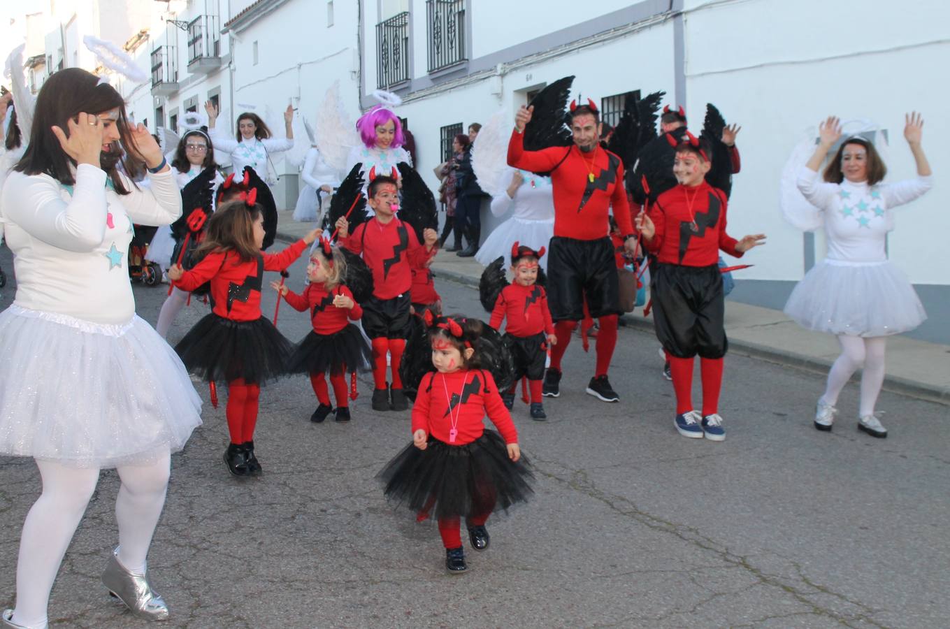 El desfile de Carnaval llenó de alegría, colorido y animación las calles de Jerez de los Caballeros. El desfile partió de la calle Eritas continuó el recorrido por el barrio de Los Mártires, la corredera Hernando de Soto y la calle Vasco Núñez, para culminar en la Plaza de España.Destacó la participación de muchos grupos, de todas las edades, pero especialmente de jóvenes, savia nueva que se va incorporando a la fiesta. Con un ambiente primaveral, fueron muchas las personas que se concentraron a lo largo del recorrido para disfrutar de este caudal de fantasía y de fiesta.