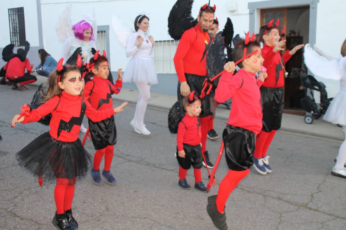 El desfile de Carnaval llenó de alegría, colorido y animación las calles de Jerez de los Caballeros. El desfile partió de la calle Eritas continuó el recorrido por el barrio de Los Mártires, la corredera Hernando de Soto y la calle Vasco Núñez, para culminar en la Plaza de España.Destacó la participación de muchos grupos, de todas las edades, pero especialmente de jóvenes, savia nueva que se va incorporando a la fiesta. Con un ambiente primaveral, fueron muchas las personas que se concentraron a lo largo del recorrido para disfrutar de este caudal de fantasía y de fiesta.