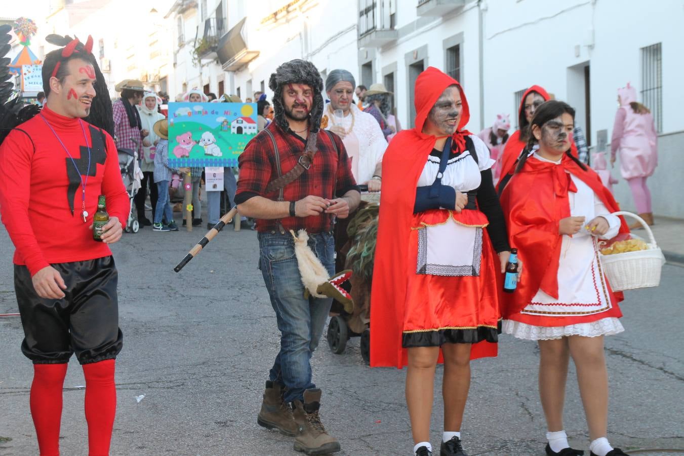El desfile de Carnaval llenó de alegría, colorido y animación las calles de Jerez de los Caballeros. El desfile partió de la calle Eritas continuó el recorrido por el barrio de Los Mártires, la corredera Hernando de Soto y la calle Vasco Núñez, para culminar en la Plaza de España.Destacó la participación de muchos grupos, de todas las edades, pero especialmente de jóvenes, savia nueva que se va incorporando a la fiesta. Con un ambiente primaveral, fueron muchas las personas que se concentraron a lo largo del recorrido para disfrutar de este caudal de fantasía y de fiesta.