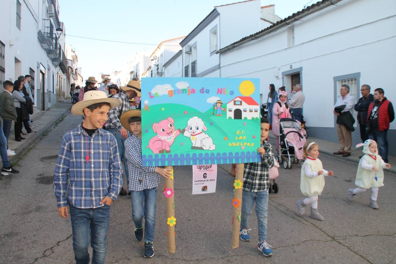 El desfile de Carnaval llenó de alegría, colorido y animación las calles de Jerez de los Caballeros. El desfile partió de la calle Eritas continuó el recorrido por el barrio de Los Mártires, la corredera Hernando de Soto y la calle Vasco Núñez, para culminar en la Plaza de España.Destacó la participación de muchos grupos, de todas las edades, pero especialmente de jóvenes, savia nueva que se va incorporando a la fiesta. Con un ambiente primaveral, fueron muchas las personas que se concentraron a lo largo del recorrido para disfrutar de este caudal de fantasía y de fiesta.