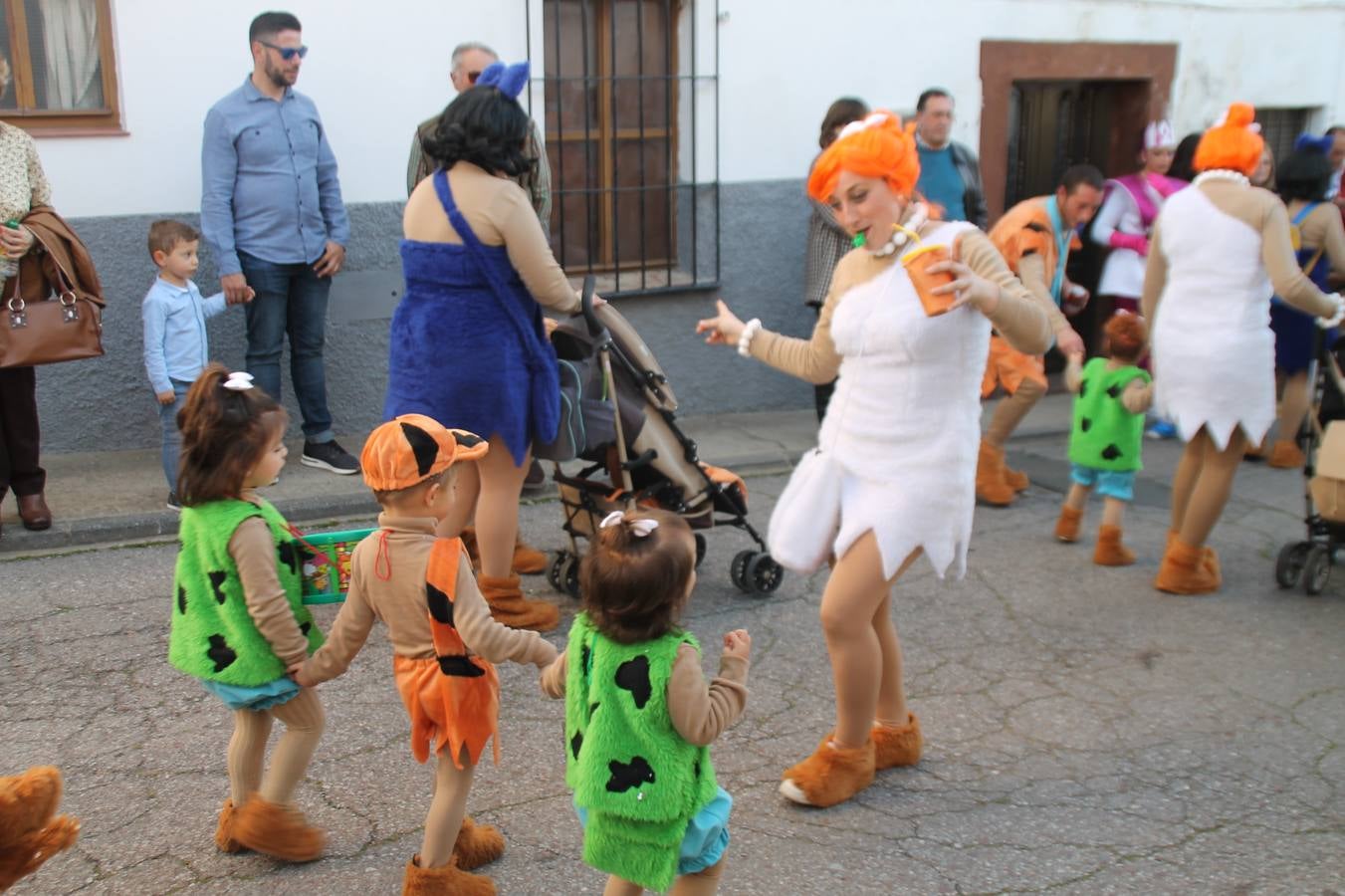 El desfile de Carnaval llenó de alegría, colorido y animación las calles de Jerez de los Caballeros. El desfile partió de la calle Eritas continuó el recorrido por el barrio de Los Mártires, la corredera Hernando de Soto y la calle Vasco Núñez, para culminar en la Plaza de España.Destacó la participación de muchos grupos, de todas las edades, pero especialmente de jóvenes, savia nueva que se va incorporando a la fiesta. Con un ambiente primaveral, fueron muchas las personas que se concentraron a lo largo del recorrido para disfrutar de este caudal de fantasía y de fiesta.