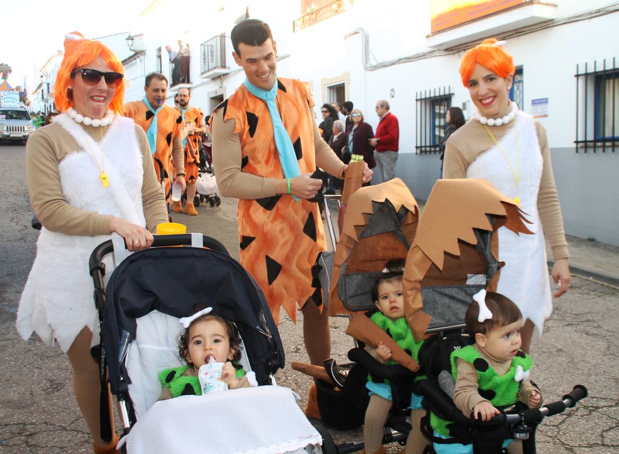 El desfile de Carnaval llenó de alegría, colorido y animación las calles de Jerez de los Caballeros. El desfile partió de la calle Eritas continuó el recorrido por el barrio de Los Mártires, la corredera Hernando de Soto y la calle Vasco Núñez, para culminar en la Plaza de España.Destacó la participación de muchos grupos, de todas las edades, pero especialmente de jóvenes, savia nueva que se va incorporando a la fiesta. Con un ambiente primaveral, fueron muchas las personas que se concentraron a lo largo del recorrido para disfrutar de este caudal de fantasía y de fiesta.