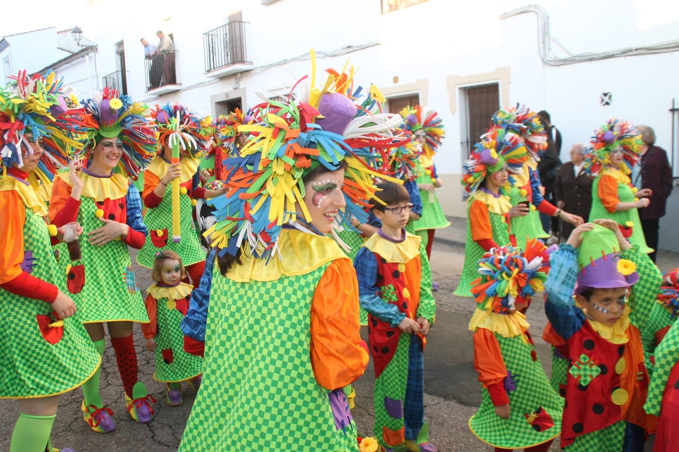El desfile de Carnaval llenó de alegría, colorido y animación las calles de Jerez de los Caballeros. El desfile partió de la calle Eritas continuó el recorrido por el barrio de Los Mártires, la corredera Hernando de Soto y la calle Vasco Núñez, para culminar en la Plaza de España.Destacó la participación de muchos grupos, de todas las edades, pero especialmente de jóvenes, savia nueva que se va incorporando a la fiesta. Con un ambiente primaveral, fueron muchas las personas que se concentraron a lo largo del recorrido para disfrutar de este caudal de fantasía y de fiesta.