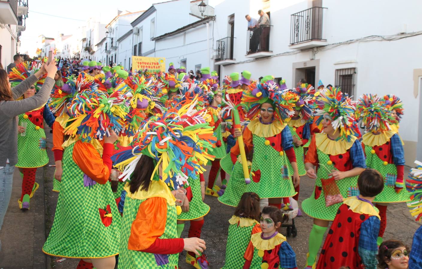 El desfile de Carnaval llenó de alegría, colorido y animación las calles de Jerez de los Caballeros. El desfile partió de la calle Eritas continuó el recorrido por el barrio de Los Mártires, la corredera Hernando de Soto y la calle Vasco Núñez, para culminar en la Plaza de España.Destacó la participación de muchos grupos, de todas las edades, pero especialmente de jóvenes, savia nueva que se va incorporando a la fiesta. Con un ambiente primaveral, fueron muchas las personas que se concentraron a lo largo del recorrido para disfrutar de este caudal de fantasía y de fiesta.