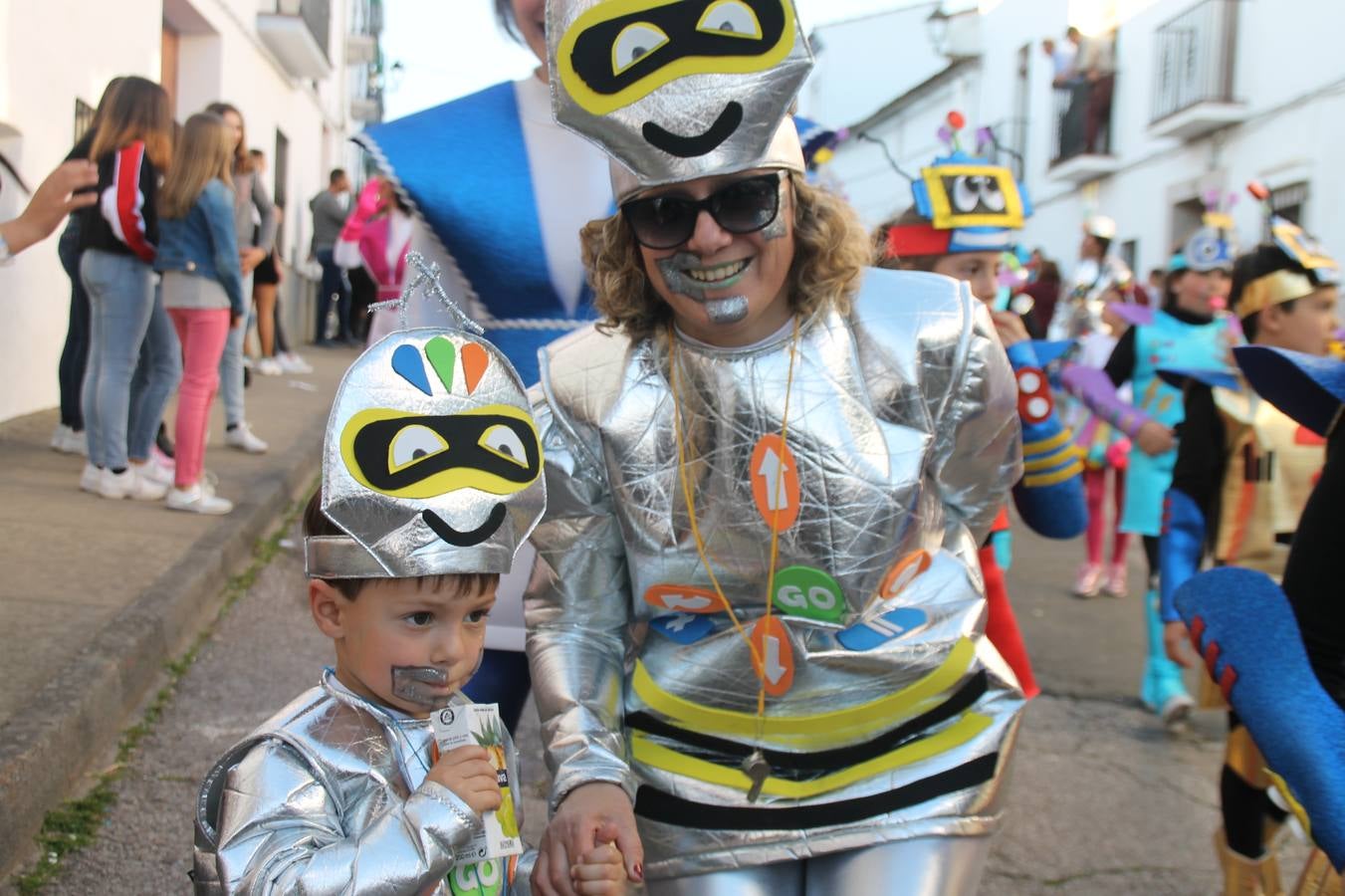 El desfile de Carnaval llenó de alegría, colorido y animación las calles de Jerez de los Caballeros. El desfile partió de la calle Eritas continuó el recorrido por el barrio de Los Mártires, la corredera Hernando de Soto y la calle Vasco Núñez, para culminar en la Plaza de España.Destacó la participación de muchos grupos, de todas las edades, pero especialmente de jóvenes, savia nueva que se va incorporando a la fiesta. Con un ambiente primaveral, fueron muchas las personas que se concentraron a lo largo del recorrido para disfrutar de este caudal de fantasía y de fiesta.