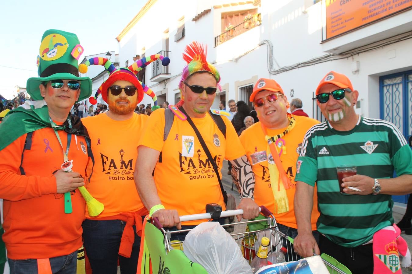 El desfile de Carnaval llenó de alegría, colorido y animación las calles de Jerez de los Caballeros. El desfile partió de la calle Eritas continuó el recorrido por el barrio de Los Mártires, la corredera Hernando de Soto y la calle Vasco Núñez, para culminar en la Plaza de España.Destacó la participación de muchos grupos, de todas las edades, pero especialmente de jóvenes, savia nueva que se va incorporando a la fiesta. Con un ambiente primaveral, fueron muchas las personas que se concentraron a lo largo del recorrido para disfrutar de este caudal de fantasía y de fiesta.