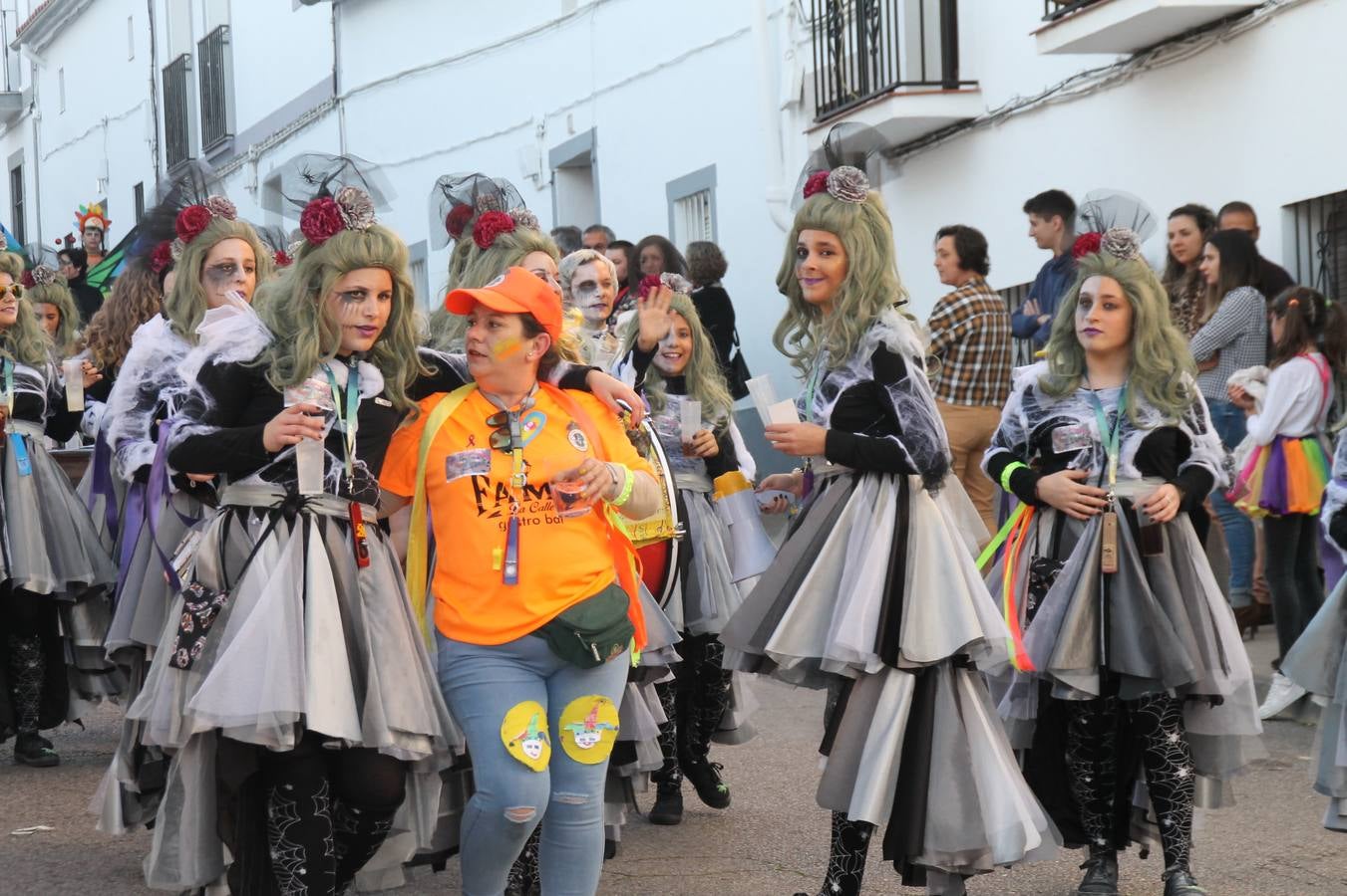 El desfile de Carnaval llenó de alegría, colorido y animación las calles de Jerez de los Caballeros. El desfile partió de la calle Eritas continuó el recorrido por el barrio de Los Mártires, la corredera Hernando de Soto y la calle Vasco Núñez, para culminar en la Plaza de España.Destacó la participación de muchos grupos, de todas las edades, pero especialmente de jóvenes, savia nueva que se va incorporando a la fiesta. Con un ambiente primaveral, fueron muchas las personas que se concentraron a lo largo del recorrido para disfrutar de este caudal de fantasía y de fiesta.