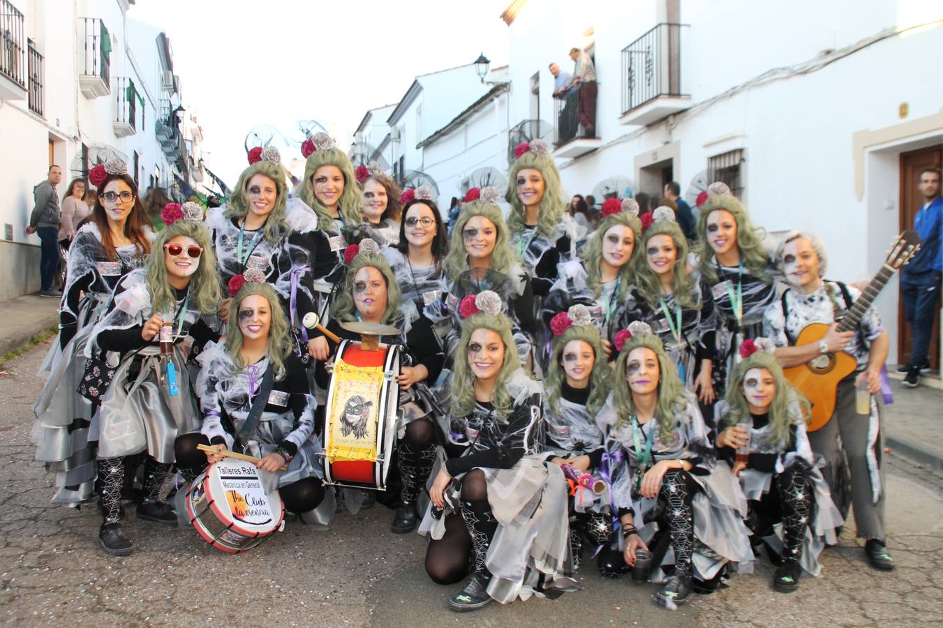 El desfile de Carnaval llenó de alegría, colorido y animación las calles de Jerez de los Caballeros. El desfile partió de la calle Eritas continuó el recorrido por el barrio de Los Mártires, la corredera Hernando de Soto y la calle Vasco Núñez, para culminar en la Plaza de España.Destacó la participación de muchos grupos, de todas las edades, pero especialmente de jóvenes, savia nueva que se va incorporando a la fiesta. Con un ambiente primaveral, fueron muchas las personas que se concentraron a lo largo del recorrido para disfrutar de este caudal de fantasía y de fiesta.
