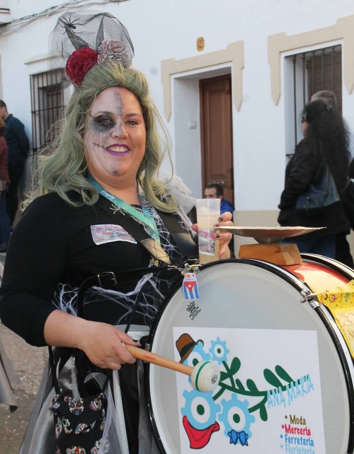 El desfile de Carnaval llenó de alegría, colorido y animación las calles de Jerez de los Caballeros. El desfile partió de la calle Eritas continuó el recorrido por el barrio de Los Mártires, la corredera Hernando de Soto y la calle Vasco Núñez, para culminar en la Plaza de España.Destacó la participación de muchos grupos, de todas las edades, pero especialmente de jóvenes, savia nueva que se va incorporando a la fiesta. Con un ambiente primaveral, fueron muchas las personas que se concentraron a lo largo del recorrido para disfrutar de este caudal de fantasía y de fiesta.