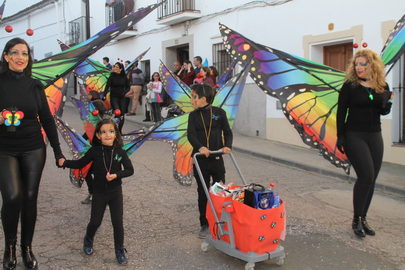 El desfile de Carnaval llenó de alegría, colorido y animación las calles de Jerez de los Caballeros. El desfile partió de la calle Eritas continuó el recorrido por el barrio de Los Mártires, la corredera Hernando de Soto y la calle Vasco Núñez, para culminar en la Plaza de España.Destacó la participación de muchos grupos, de todas las edades, pero especialmente de jóvenes, savia nueva que se va incorporando a la fiesta. Con un ambiente primaveral, fueron muchas las personas que se concentraron a lo largo del recorrido para disfrutar de este caudal de fantasía y de fiesta.