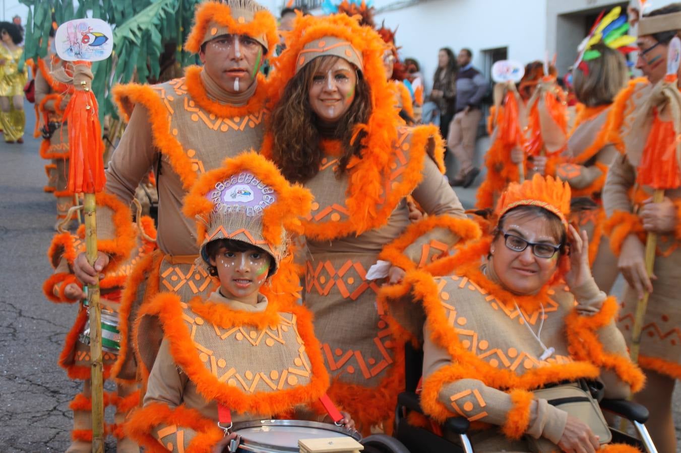 El desfile de Carnaval llenó de alegría, colorido y animación las calles de Jerez de los Caballeros. El desfile partió de la calle Eritas continuó el recorrido por el barrio de Los Mártires, la corredera Hernando de Soto y la calle Vasco Núñez, para culminar en la Plaza de España.Destacó la participación de muchos grupos, de todas las edades, pero especialmente de jóvenes, savia nueva que se va incorporando a la fiesta. Con un ambiente primaveral, fueron muchas las personas que se concentraron a lo largo del recorrido para disfrutar de este caudal de fantasía y de fiesta.