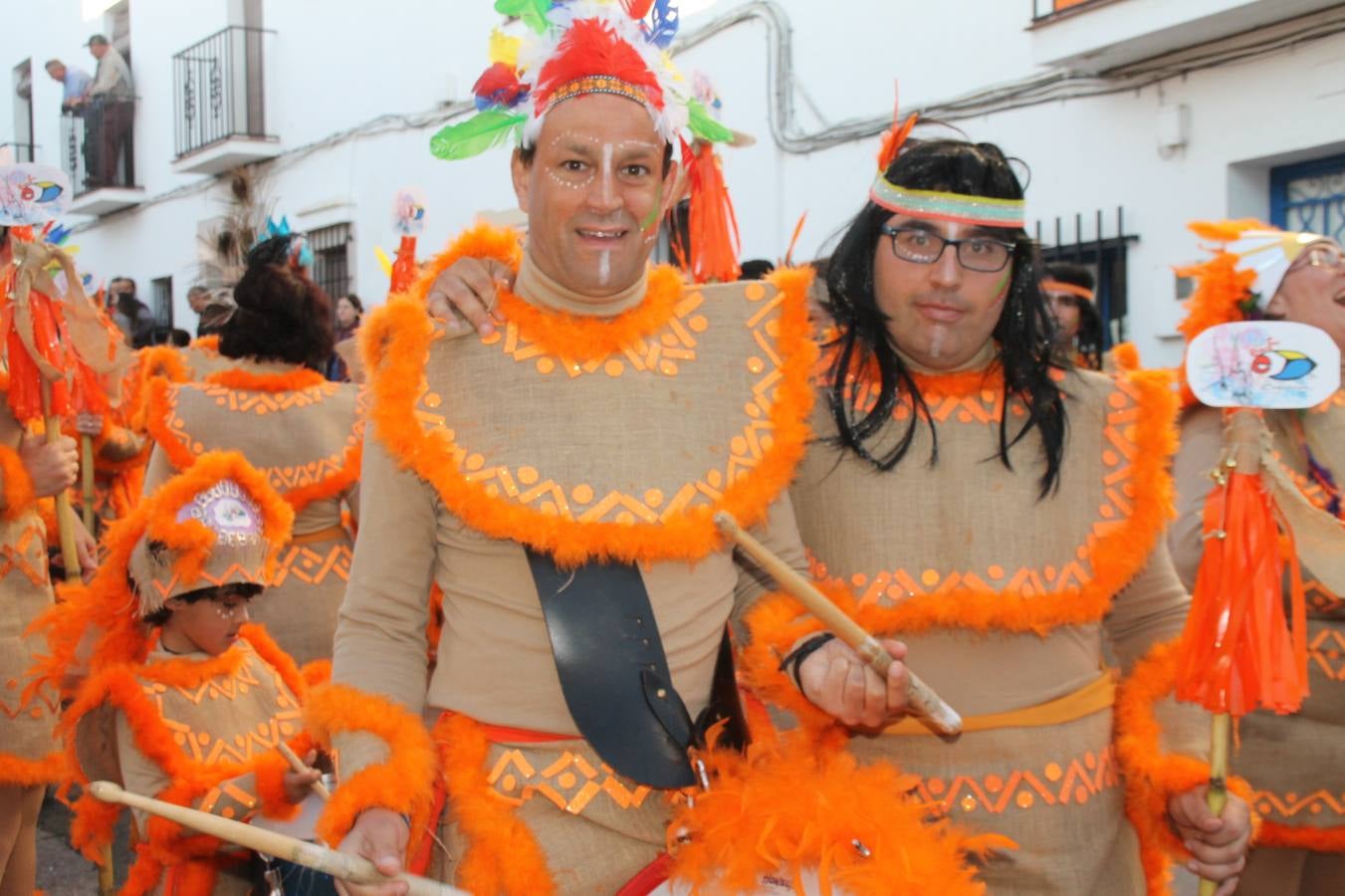 El desfile de Carnaval llenó de alegría, colorido y animación las calles de Jerez de los Caballeros. El desfile partió de la calle Eritas continuó el recorrido por el barrio de Los Mártires, la corredera Hernando de Soto y la calle Vasco Núñez, para culminar en la Plaza de España.Destacó la participación de muchos grupos, de todas las edades, pero especialmente de jóvenes, savia nueva que se va incorporando a la fiesta. Con un ambiente primaveral, fueron muchas las personas que se concentraron a lo largo del recorrido para disfrutar de este caudal de fantasía y de fiesta.