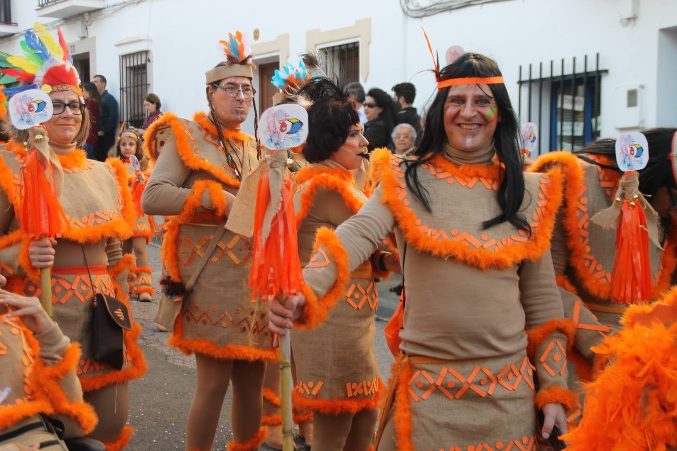 El desfile de Carnaval llenó de alegría, colorido y animación las calles de Jerez de los Caballeros. El desfile partió de la calle Eritas continuó el recorrido por el barrio de Los Mártires, la corredera Hernando de Soto y la calle Vasco Núñez, para culminar en la Plaza de España.Destacó la participación de muchos grupos, de todas las edades, pero especialmente de jóvenes, savia nueva que se va incorporando a la fiesta. Con un ambiente primaveral, fueron muchas las personas que se concentraron a lo largo del recorrido para disfrutar de este caudal de fantasía y de fiesta.