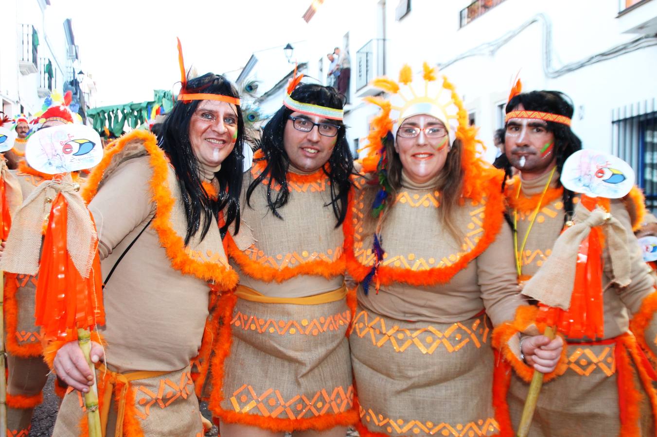 El desfile de Carnaval llenó de alegría, colorido y animación las calles de Jerez de los Caballeros. El desfile partió de la calle Eritas continuó el recorrido por el barrio de Los Mártires, la corredera Hernando de Soto y la calle Vasco Núñez, para culminar en la Plaza de España.Destacó la participación de muchos grupos, de todas las edades, pero especialmente de jóvenes, savia nueva que se va incorporando a la fiesta. Con un ambiente primaveral, fueron muchas las personas que se concentraron a lo largo del recorrido para disfrutar de este caudal de fantasía y de fiesta.