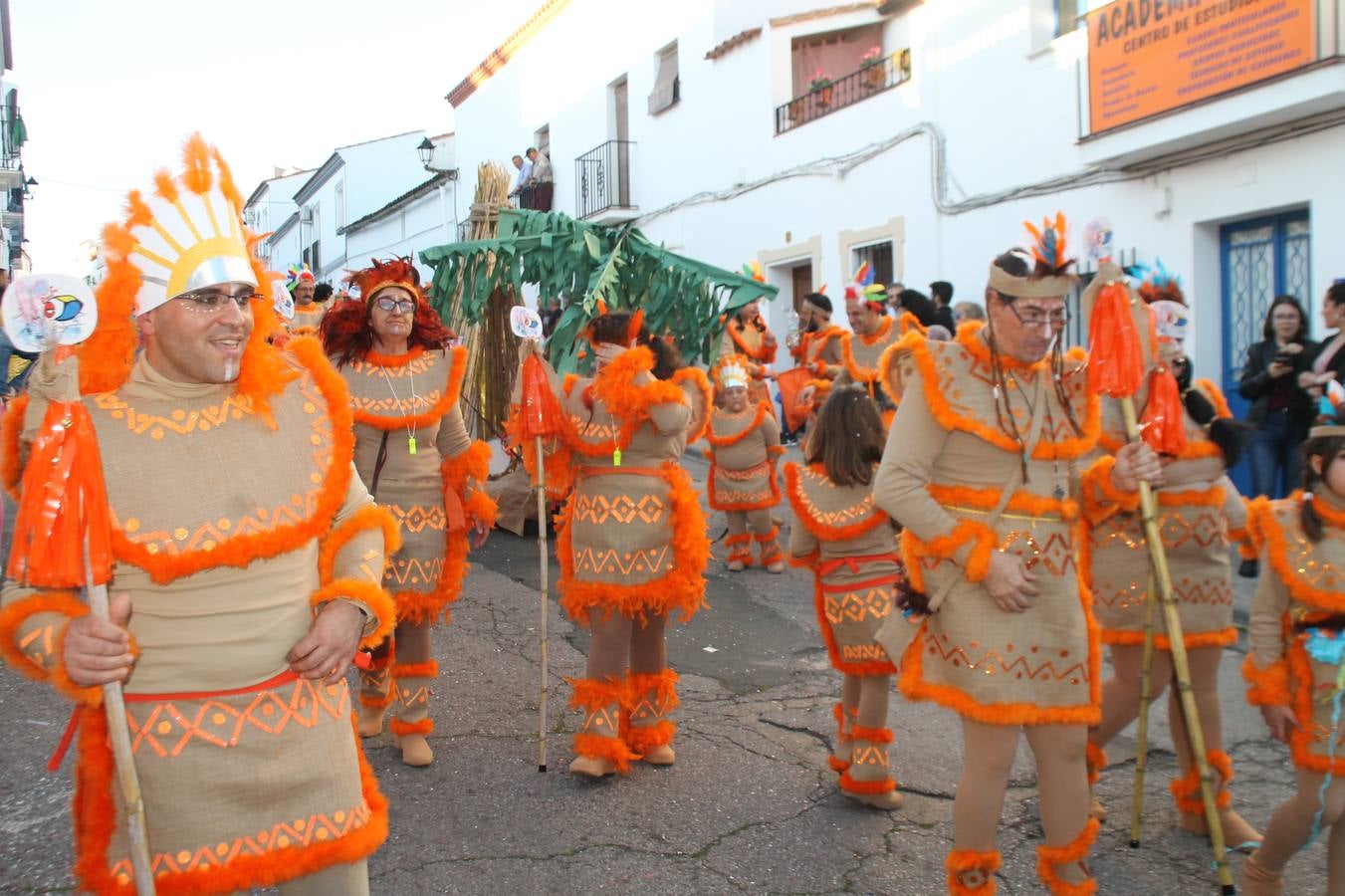 El desfile de Carnaval llenó de alegría, colorido y animación las calles de Jerez de los Caballeros. El desfile partió de la calle Eritas continuó el recorrido por el barrio de Los Mártires, la corredera Hernando de Soto y la calle Vasco Núñez, para culminar en la Plaza de España.Destacó la participación de muchos grupos, de todas las edades, pero especialmente de jóvenes, savia nueva que se va incorporando a la fiesta. Con un ambiente primaveral, fueron muchas las personas que se concentraron a lo largo del recorrido para disfrutar de este caudal de fantasía y de fiesta.
