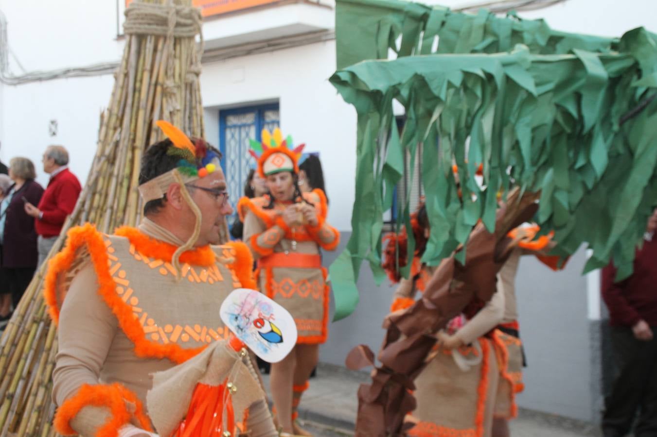 El desfile de Carnaval llenó de alegría, colorido y animación las calles de Jerez de los Caballeros. El desfile partió de la calle Eritas continuó el recorrido por el barrio de Los Mártires, la corredera Hernando de Soto y la calle Vasco Núñez, para culminar en la Plaza de España.Destacó la participación de muchos grupos, de todas las edades, pero especialmente de jóvenes, savia nueva que se va incorporando a la fiesta. Con un ambiente primaveral, fueron muchas las personas que se concentraron a lo largo del recorrido para disfrutar de este caudal de fantasía y de fiesta.