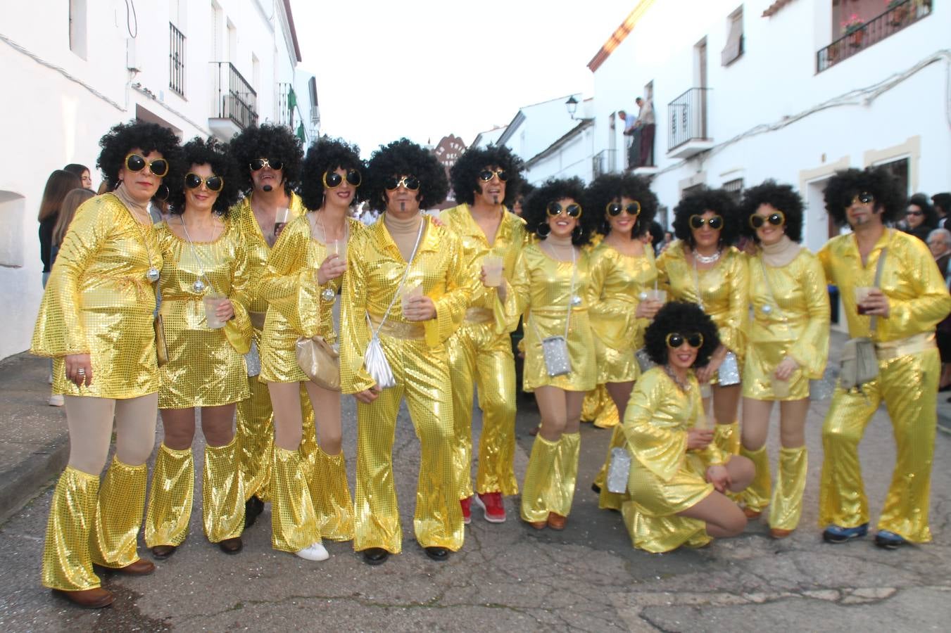 El desfile de Carnaval llenó de alegría, colorido y animación las calles de Jerez de los Caballeros. El desfile partió de la calle Eritas continuó el recorrido por el barrio de Los Mártires, la corredera Hernando de Soto y la calle Vasco Núñez, para culminar en la Plaza de España.Destacó la participación de muchos grupos, de todas las edades, pero especialmente de jóvenes, savia nueva que se va incorporando a la fiesta. Con un ambiente primaveral, fueron muchas las personas que se concentraron a lo largo del recorrido para disfrutar de este caudal de fantasía y de fiesta.