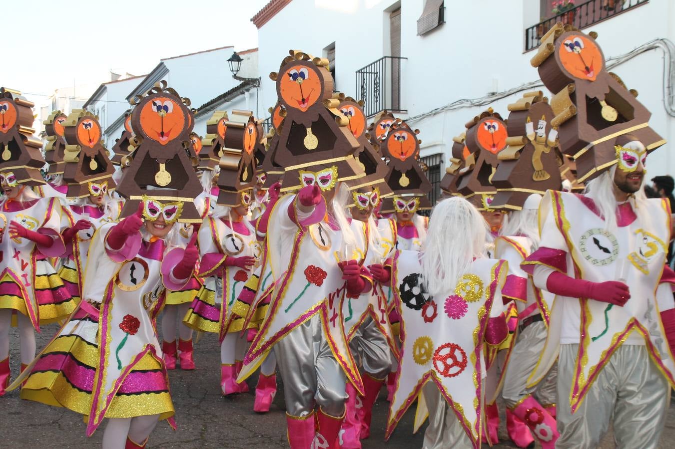 El desfile de Carnaval llenó de alegría, colorido y animación las calles de Jerez de los Caballeros. El desfile partió de la calle Eritas continuó el recorrido por el barrio de Los Mártires, la corredera Hernando de Soto y la calle Vasco Núñez, para culminar en la Plaza de España.Destacó la participación de muchos grupos, de todas las edades, pero especialmente de jóvenes, savia nueva que se va incorporando a la fiesta. Con un ambiente primaveral, fueron muchas las personas que se concentraron a lo largo del recorrido para disfrutar de este caudal de fantasía y de fiesta.