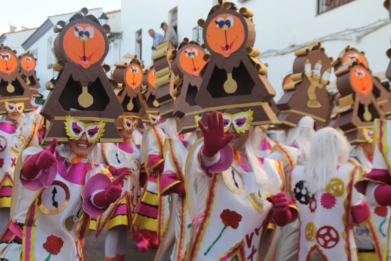 El desfile de Carnaval llenó de alegría, colorido y animación las calles de Jerez de los Caballeros. El desfile partió de la calle Eritas continuó el recorrido por el barrio de Los Mártires, la corredera Hernando de Soto y la calle Vasco Núñez, para culminar en la Plaza de España.Destacó la participación de muchos grupos, de todas las edades, pero especialmente de jóvenes, savia nueva que se va incorporando a la fiesta. Con un ambiente primaveral, fueron muchas las personas que se concentraron a lo largo del recorrido para disfrutar de este caudal de fantasía y de fiesta.
