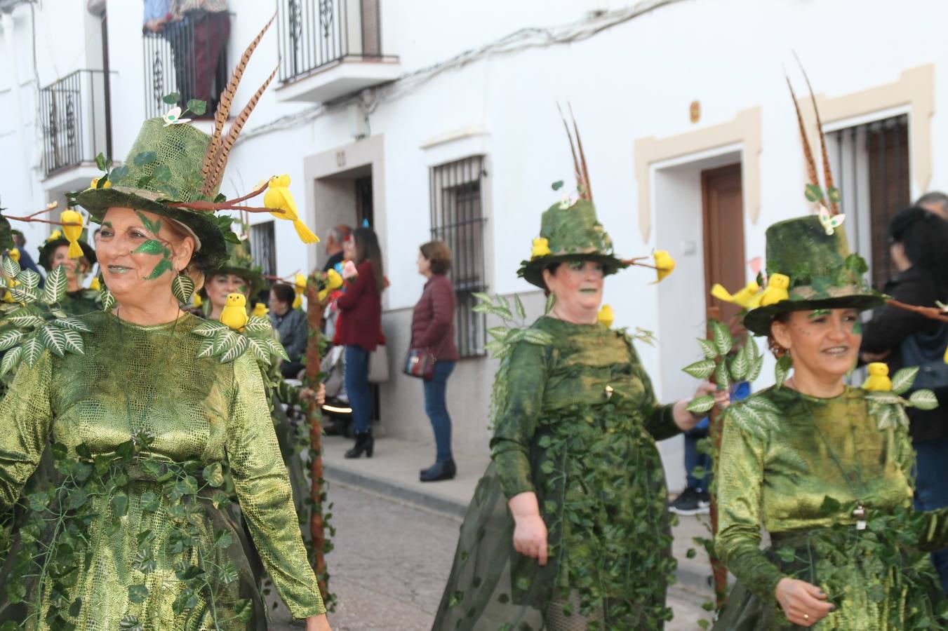 El desfile de Carnaval llenó de alegría, colorido y animación las calles de Jerez de los Caballeros. El desfile partió de la calle Eritas continuó el recorrido por el barrio de Los Mártires, la corredera Hernando de Soto y la calle Vasco Núñez, para culminar en la Plaza de España.Destacó la participación de muchos grupos, de todas las edades, pero especialmente de jóvenes, savia nueva que se va incorporando a la fiesta. Con un ambiente primaveral, fueron muchas las personas que se concentraron a lo largo del recorrido para disfrutar de este caudal de fantasía y de fiesta.