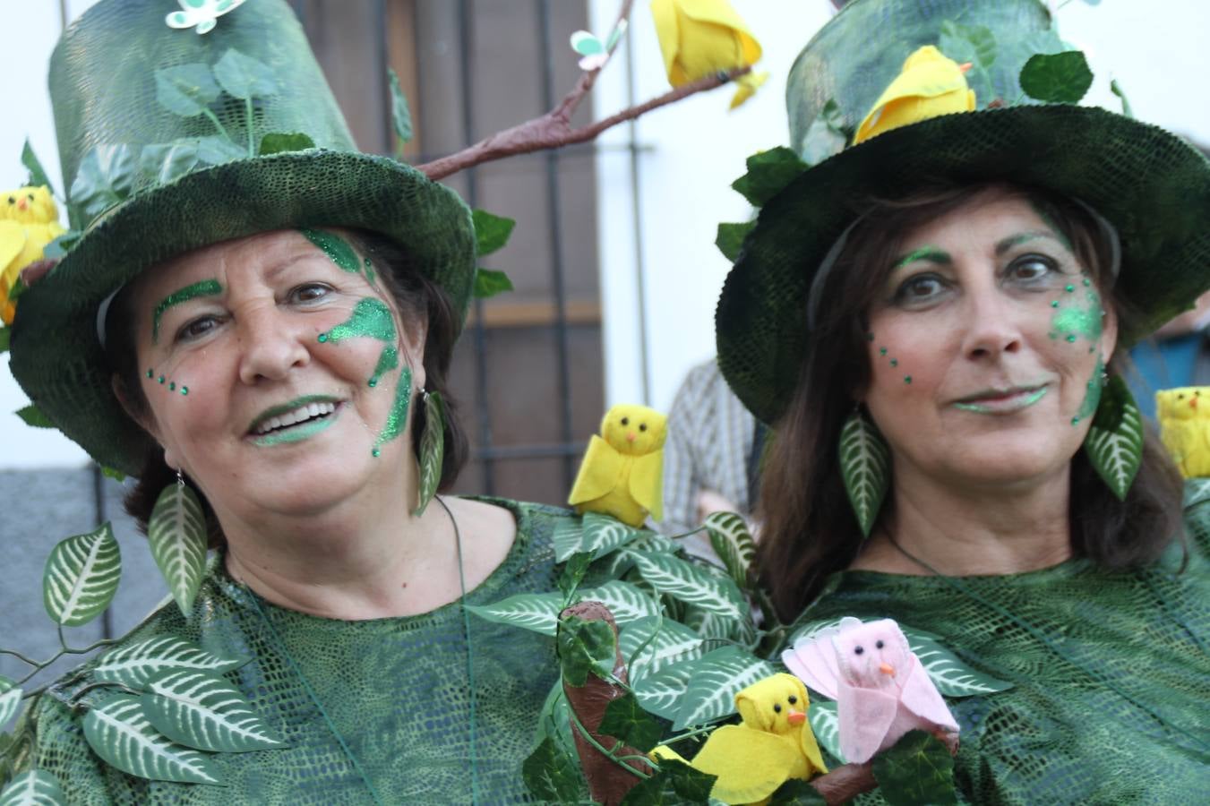 El desfile de Carnaval llenó de alegría, colorido y animación las calles de Jerez de los Caballeros. El desfile partió de la calle Eritas continuó el recorrido por el barrio de Los Mártires, la corredera Hernando de Soto y la calle Vasco Núñez, para culminar en la Plaza de España.Destacó la participación de muchos grupos, de todas las edades, pero especialmente de jóvenes, savia nueva que se va incorporando a la fiesta. Con un ambiente primaveral, fueron muchas las personas que se concentraron a lo largo del recorrido para disfrutar de este caudal de fantasía y de fiesta.
