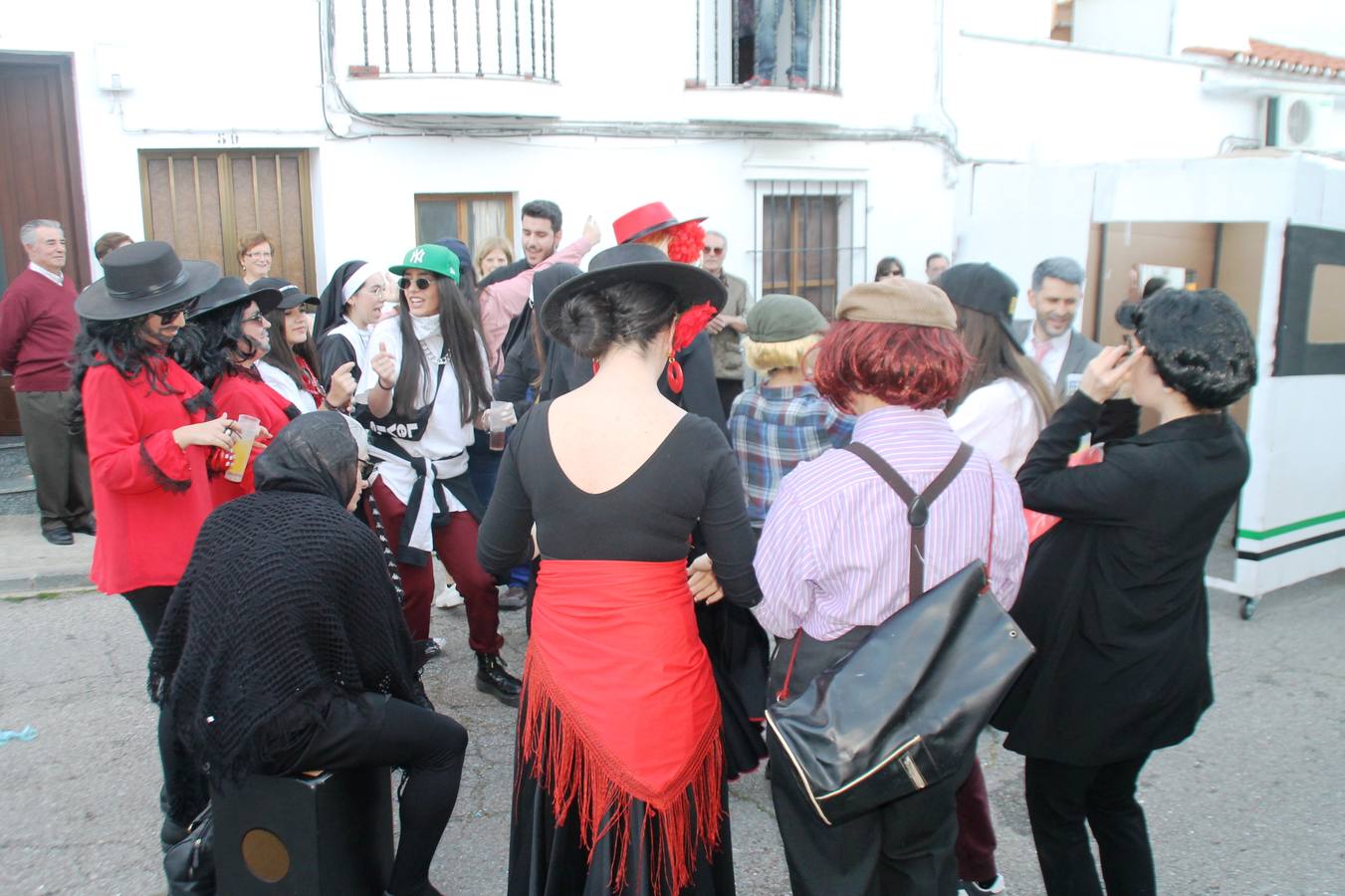 El desfile de Carnaval llenó de alegría, colorido y animación las calles de Jerez de los Caballeros. El desfile partió de la calle Eritas continuó el recorrido por el barrio de Los Mártires, la corredera Hernando de Soto y la calle Vasco Núñez, para culminar en la Plaza de España.Destacó la participación de muchos grupos, de todas las edades, pero especialmente de jóvenes, savia nueva que se va incorporando a la fiesta. Con un ambiente primaveral, fueron muchas las personas que se concentraron a lo largo del recorrido para disfrutar de este caudal de fantasía y de fiesta.