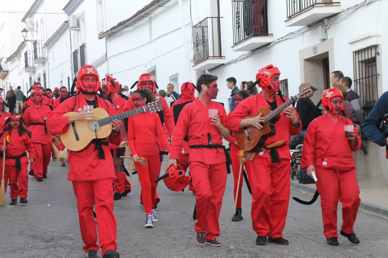El desfile de Carnaval llenó de alegría, colorido y animación las calles de Jerez de los Caballeros. El desfile partió de la calle Eritas continuó el recorrido por el barrio de Los Mártires, la corredera Hernando de Soto y la calle Vasco Núñez, para culminar en la Plaza de España.Destacó la participación de muchos grupos, de todas las edades, pero especialmente de jóvenes, savia nueva que se va incorporando a la fiesta. Con un ambiente primaveral, fueron muchas las personas que se concentraron a lo largo del recorrido para disfrutar de este caudal de fantasía y de fiesta.