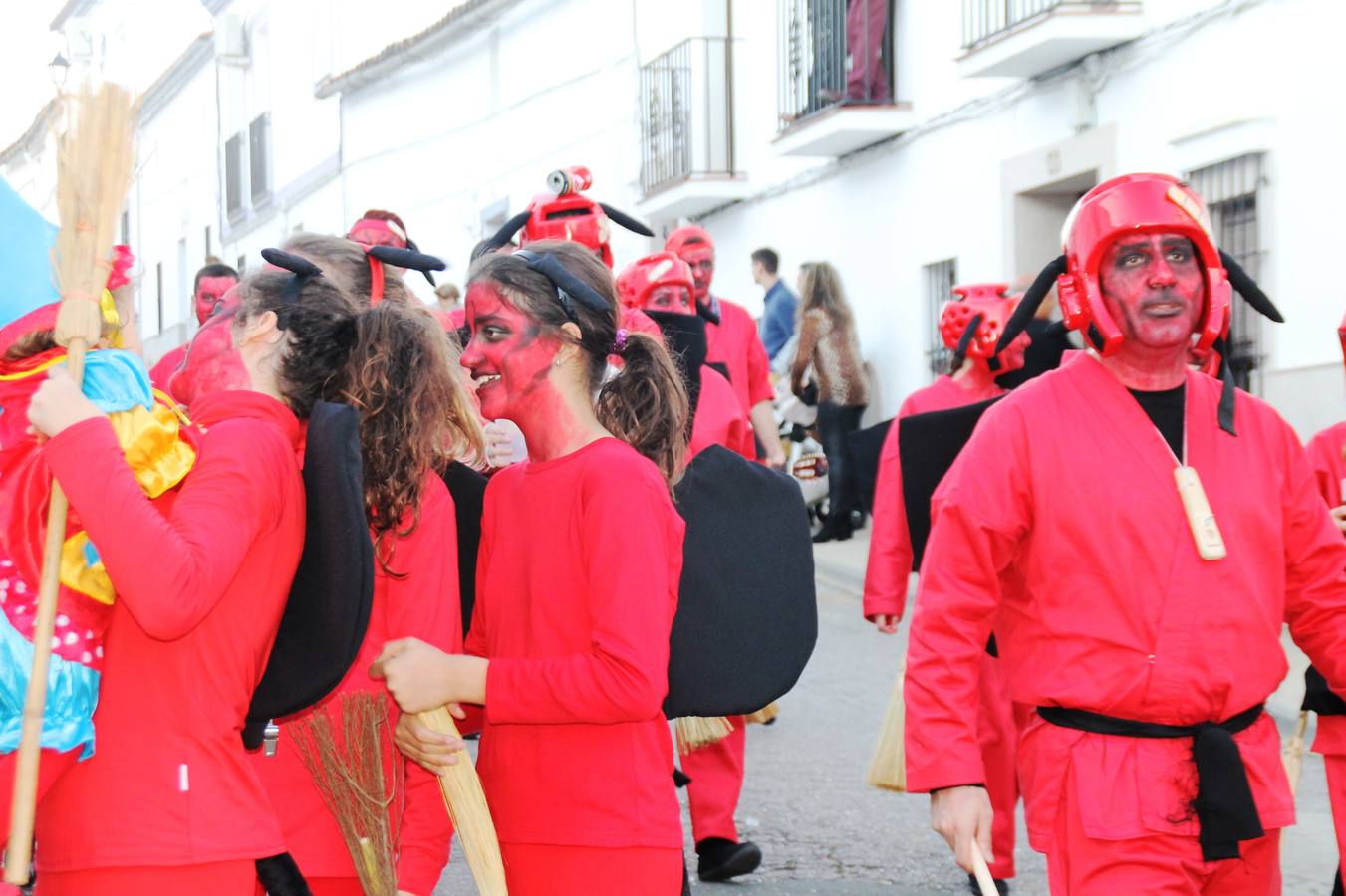 El desfile de Carnaval llenó de alegría, colorido y animación las calles de Jerez de los Caballeros. El desfile partió de la calle Eritas continuó el recorrido por el barrio de Los Mártires, la corredera Hernando de Soto y la calle Vasco Núñez, para culminar en la Plaza de España.Destacó la participación de muchos grupos, de todas las edades, pero especialmente de jóvenes, savia nueva que se va incorporando a la fiesta. Con un ambiente primaveral, fueron muchas las personas que se concentraron a lo largo del recorrido para disfrutar de este caudal de fantasía y de fiesta.
