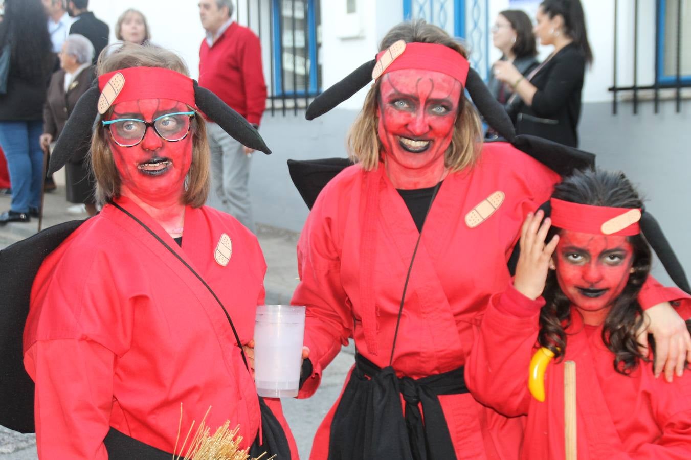 El desfile de Carnaval llenó de alegría, colorido y animación las calles de Jerez de los Caballeros. El desfile partió de la calle Eritas continuó el recorrido por el barrio de Los Mártires, la corredera Hernando de Soto y la calle Vasco Núñez, para culminar en la Plaza de España.Destacó la participación de muchos grupos, de todas las edades, pero especialmente de jóvenes, savia nueva que se va incorporando a la fiesta. Con un ambiente primaveral, fueron muchas las personas que se concentraron a lo largo del recorrido para disfrutar de este caudal de fantasía y de fiesta.