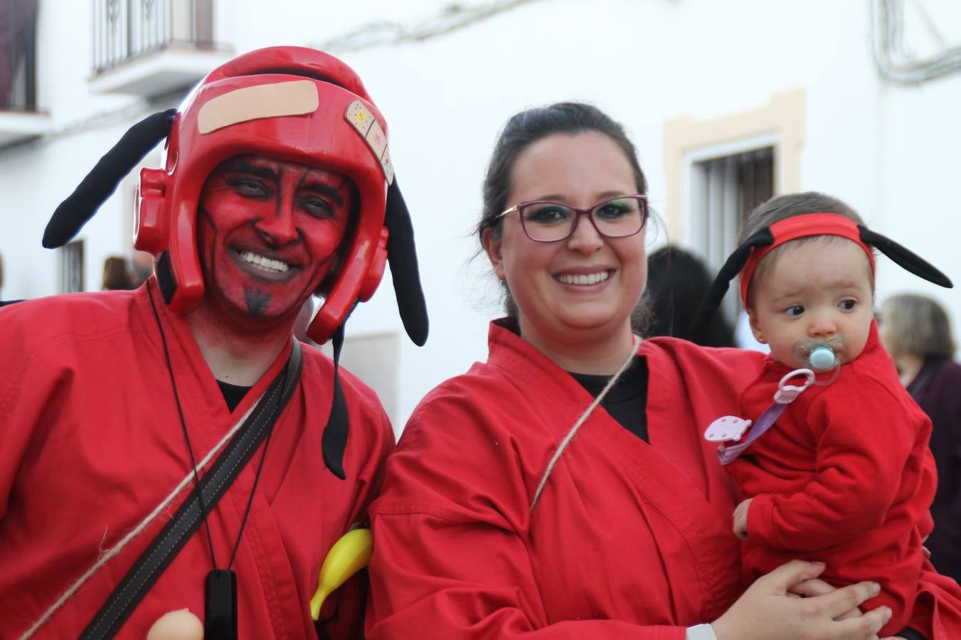 El desfile de Carnaval llenó de alegría, colorido y animación las calles de Jerez de los Caballeros. El desfile partió de la calle Eritas continuó el recorrido por el barrio de Los Mártires, la corredera Hernando de Soto y la calle Vasco Núñez, para culminar en la Plaza de España.Destacó la participación de muchos grupos, de todas las edades, pero especialmente de jóvenes, savia nueva que se va incorporando a la fiesta. Con un ambiente primaveral, fueron muchas las personas que se concentraron a lo largo del recorrido para disfrutar de este caudal de fantasía y de fiesta.