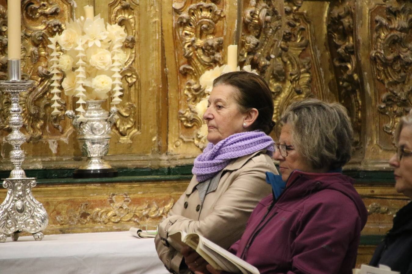 El templo parroquial de San Bartolomé ha reabierto, esta tarde, sus puertas después de varios meses de restauración. La Eucaristía ha sido oficiada por Celso Morga, Arzobispo de la Archidiócesis Mérida-Badajoz, quien ha señalado que «tenéis un patrimonio inmenso. Conservarlo y embellecerlo no es fácil, sin embargo, lo habéis hecho y os agradezco que hayáis trabajado sin ahorrar esfuerzos». Por su parte, Antonio María Rejano, párroco del municipio, ha agradecido, también, a todas y cada una de las personas que, mañana y tarde, han trabajo con ilusión y esfuerzo para que esta reapertura sea posible, «Jerez se merece esto y mucho más, por eso, os agradezco vuestra generosidad de tiempo y trabajo. Aunque aún quedan aspectos que pulir, todo se ha hecho con mucho cariño: la iluminación, las ventanas, los bancos, los vinilos, la pintura, el acondicionamiento de la torre...». Así, Rejano ha vuelto a subrayar que «debemos sentirnos orgullosos de ser como somos y querer un Jerez mejor». Por último, ha anunciado que, en breve, la torre se hará visitable para que propios y foráneos contemplen Jerez desde las alturas.