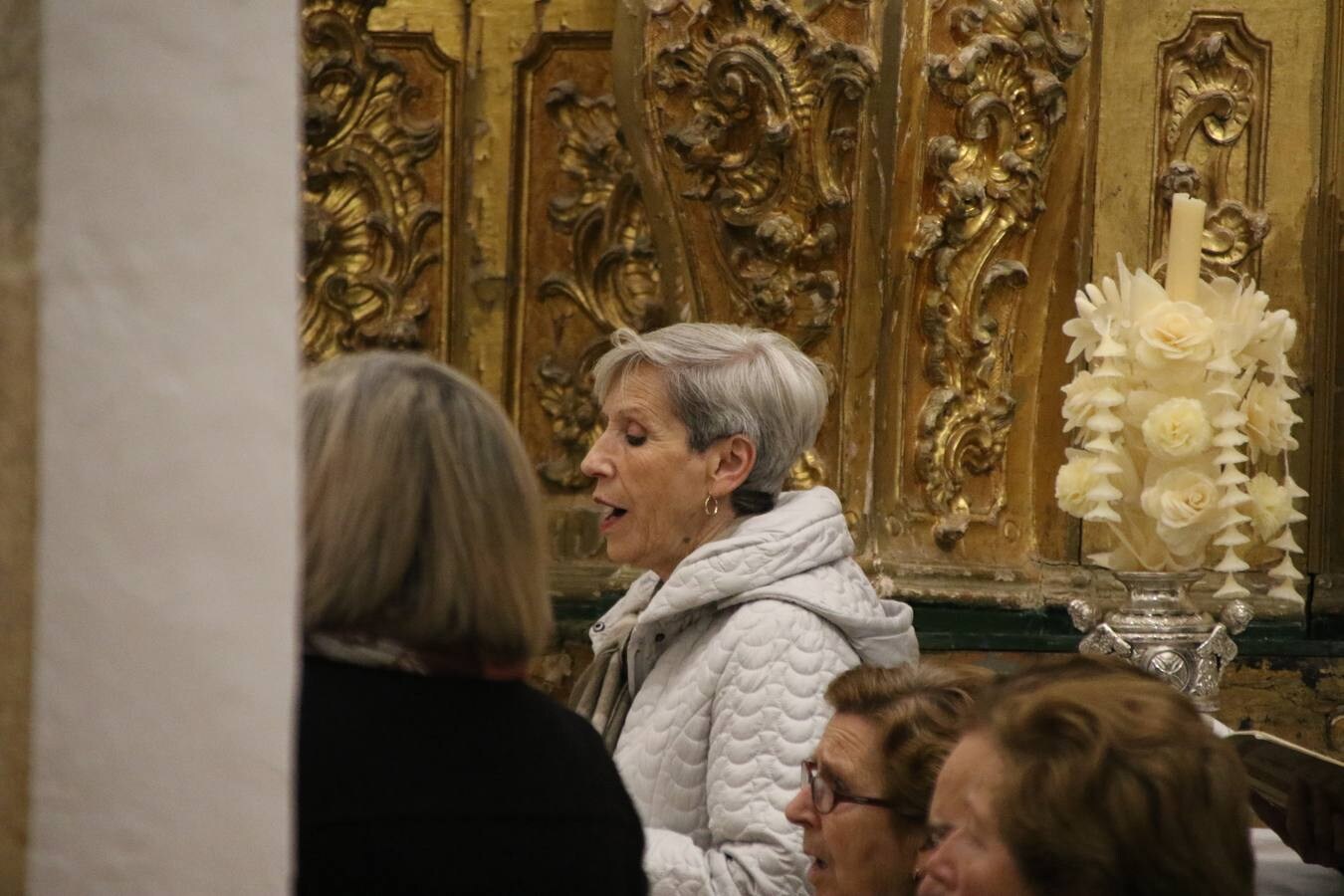 El templo parroquial de San Bartolomé ha reabierto, esta tarde, sus puertas después de varios meses de restauración. La Eucaristía ha sido oficiada por Celso Morga, Arzobispo de la Archidiócesis Mérida-Badajoz, quien ha señalado que «tenéis un patrimonio inmenso. Conservarlo y embellecerlo no es fácil, sin embargo, lo habéis hecho y os agradezco que hayáis trabajado sin ahorrar esfuerzos». Por su parte, Antonio María Rejano, párroco del municipio, ha agradecido, también, a todas y cada una de las personas que, mañana y tarde, han trabajo con ilusión y esfuerzo para que esta reapertura sea posible, «Jerez se merece esto y mucho más, por eso, os agradezco vuestra generosidad de tiempo y trabajo. Aunque aún quedan aspectos que pulir, todo se ha hecho con mucho cariño: la iluminación, las ventanas, los bancos, los vinilos, la pintura, el acondicionamiento de la torre...». Así, Rejano ha vuelto a subrayar que «debemos sentirnos orgullosos de ser como somos y querer un Jerez mejor». Por último, ha anunciado que, en breve, la torre se hará visitable para que propios y foráneos contemplen Jerez desde las alturas.