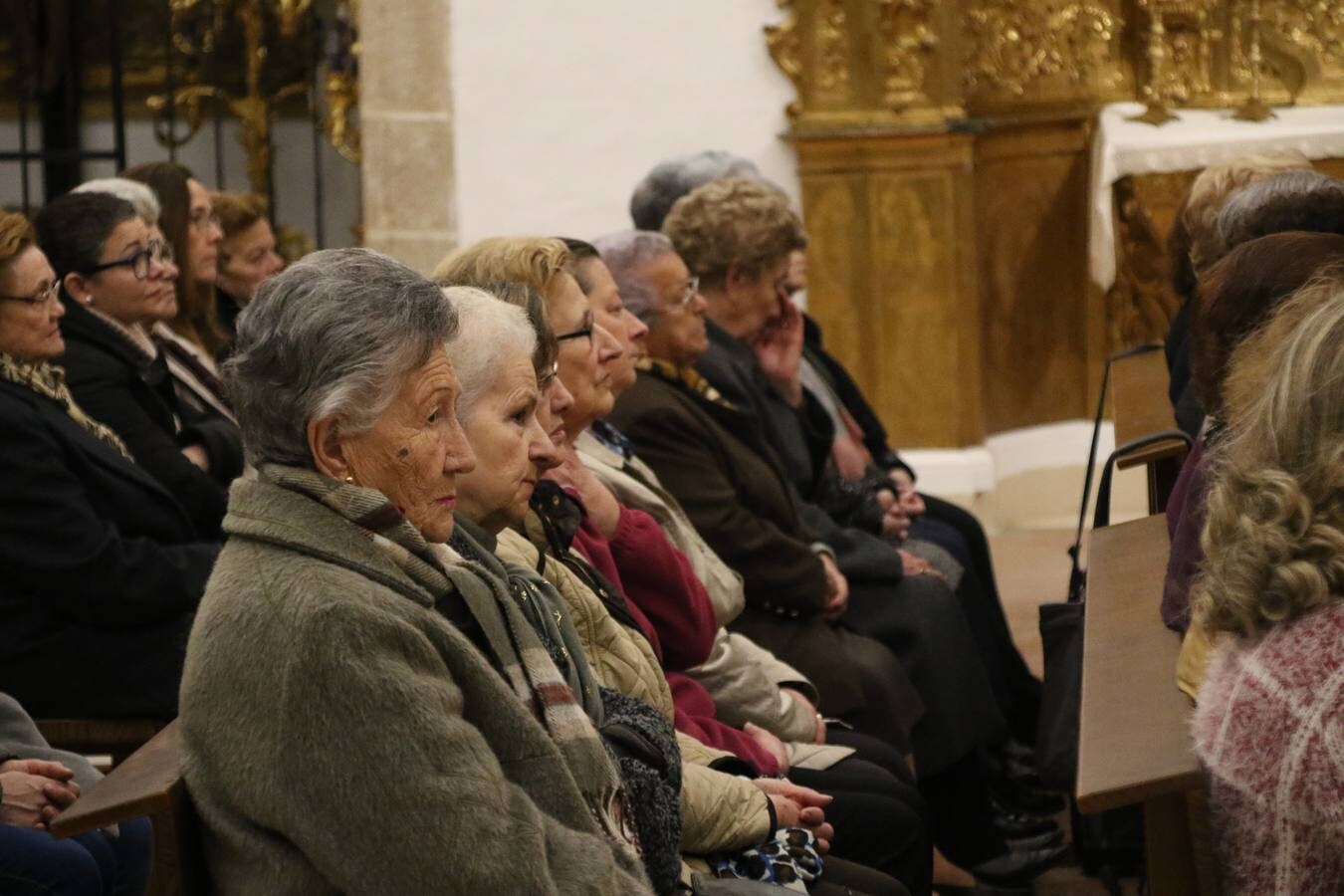 El templo parroquial de San Bartolomé ha reabierto, esta tarde, sus puertas después de varios meses de restauración. La Eucaristía ha sido oficiada por Celso Morga, Arzobispo de la Archidiócesis Mérida-Badajoz, quien ha señalado que «tenéis un patrimonio inmenso. Conservarlo y embellecerlo no es fácil, sin embargo, lo habéis hecho y os agradezco que hayáis trabajado sin ahorrar esfuerzos». Por su parte, Antonio María Rejano, párroco del municipio, ha agradecido, también, a todas y cada una de las personas que, mañana y tarde, han trabajo con ilusión y esfuerzo para que esta reapertura sea posible, «Jerez se merece esto y mucho más, por eso, os agradezco vuestra generosidad de tiempo y trabajo. Aunque aún quedan aspectos que pulir, todo se ha hecho con mucho cariño: la iluminación, las ventanas, los bancos, los vinilos, la pintura, el acondicionamiento de la torre...». Así, Rejano ha vuelto a subrayar que «debemos sentirnos orgullosos de ser como somos y querer un Jerez mejor». Por último, ha anunciado que, en breve, la torre se hará visitable para que propios y foráneos contemplen Jerez desde las alturas.