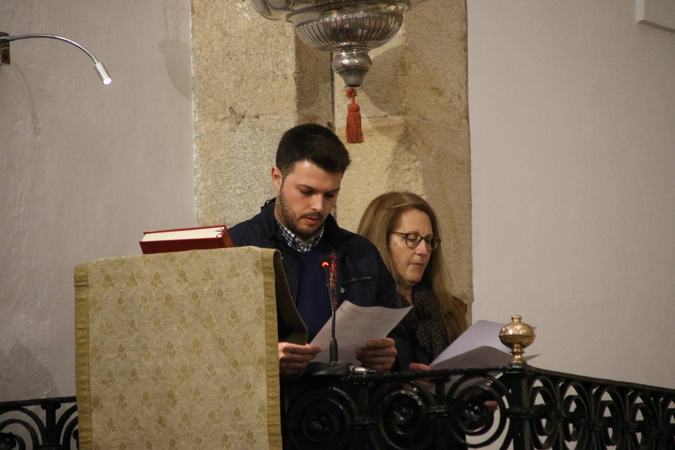 El templo parroquial de San Bartolomé ha reabierto, esta tarde, sus puertas después de varios meses de restauración. La Eucaristía ha sido oficiada por Celso Morga, Arzobispo de la Archidiócesis Mérida-Badajoz, quien ha señalado que «tenéis un patrimonio inmenso. Conservarlo y embellecerlo no es fácil, sin embargo, lo habéis hecho y os agradezco que hayáis trabajado sin ahorrar esfuerzos». Por su parte, Antonio María Rejano, párroco del municipio, ha agradecido, también, a todas y cada una de las personas que, mañana y tarde, han trabajo con ilusión y esfuerzo para que esta reapertura sea posible, «Jerez se merece esto y mucho más, por eso, os agradezco vuestra generosidad de tiempo y trabajo. Aunque aún quedan aspectos que pulir, todo se ha hecho con mucho cariño: la iluminación, las ventanas, los bancos, los vinilos, la pintura, el acondicionamiento de la torre...». Así, Rejano ha vuelto a subrayar que «debemos sentirnos orgullosos de ser como somos y querer un Jerez mejor». Por último, ha anunciado que, en breve, la torre se hará visitable para que propios y foráneos contemplen Jerez desde las alturas.