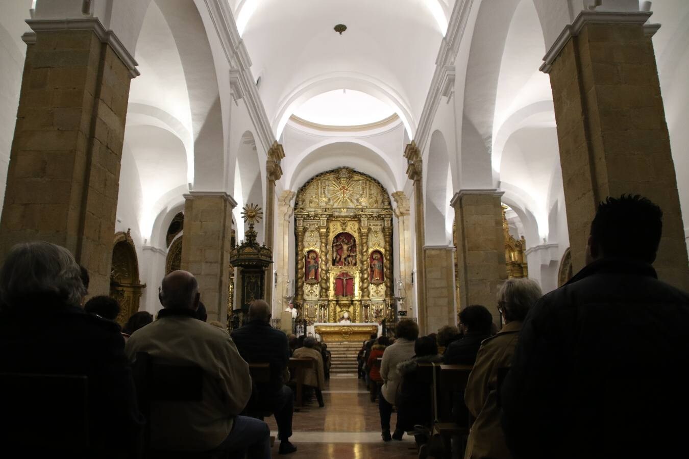 El templo parroquial de San Bartolomé ha reabierto, esta tarde, sus puertas después de varios meses de restauración. La Eucaristía ha sido oficiada por Celso Morga, Arzobispo de la Archidiócesis Mérida-Badajoz, quien ha señalado que «tenéis un patrimonio inmenso. Conservarlo y embellecerlo no es fácil, sin embargo, lo habéis hecho y os agradezco que hayáis trabajado sin ahorrar esfuerzos». Por su parte, Antonio María Rejano, párroco del municipio, ha agradecido, también, a todas y cada una de las personas que, mañana y tarde, han trabajo con ilusión y esfuerzo para que esta reapertura sea posible, «Jerez se merece esto y mucho más, por eso, os agradezco vuestra generosidad de tiempo y trabajo. Aunque aún quedan aspectos que pulir, todo se ha hecho con mucho cariño: la iluminación, las ventanas, los bancos, los vinilos, la pintura, el acondicionamiento de la torre...». Así, Rejano ha vuelto a subrayar que «debemos sentirnos orgullosos de ser como somos y querer un Jerez mejor». Por último, ha anunciado que, en breve, la torre se hará visitable para que propios y foráneos contemplen Jerez desde las alturas.