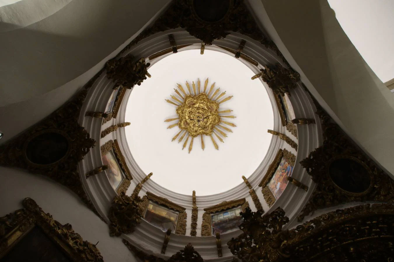 El templo parroquial de San Bartolomé ha reabierto, esta tarde, sus puertas después de varios meses de restauración. La Eucaristía ha sido oficiada por Celso Morga, Arzobispo de la Archidiócesis Mérida-Badajoz, quien ha señalado que «tenéis un patrimonio inmenso. Conservarlo y embellecerlo no es fácil, sin embargo, lo habéis hecho y os agradezco que hayáis trabajado sin ahorrar esfuerzos». Por su parte, Antonio María Rejano, párroco del municipio, ha agradecido, también, a todas y cada una de las personas que, mañana y tarde, han trabajo con ilusión y esfuerzo para que esta reapertura sea posible, «Jerez se merece esto y mucho más, por eso, os agradezco vuestra generosidad de tiempo y trabajo. Aunque aún quedan aspectos que pulir, todo se ha hecho con mucho cariño: la iluminación, las ventanas, los bancos, los vinilos, la pintura, el acondicionamiento de la torre...». Así, Rejano ha vuelto a subrayar que «debemos sentirnos orgullosos de ser como somos y querer un Jerez mejor». Por último, ha anunciado que, en breve, la torre se hará visitable para que propios y foráneos contemplen Jerez desde las alturas.