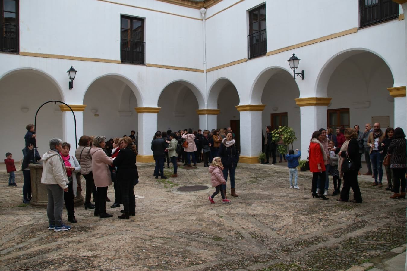 La Asociación de Mujeres Progresistas 'Felisa Tanco' inauguró, ayer, la exposición fotográfica 'Abuelas en movimiento. Instinto vital', enmarcada en los actos conmemorativos del Día Internacional de la Mujer, que se celebra hoy. Una exposición que tiene como objetivo poner en valor el papel que las abuelas juegan en la actualidad y la aportación que está teniendo en la sociedad y en la familia.