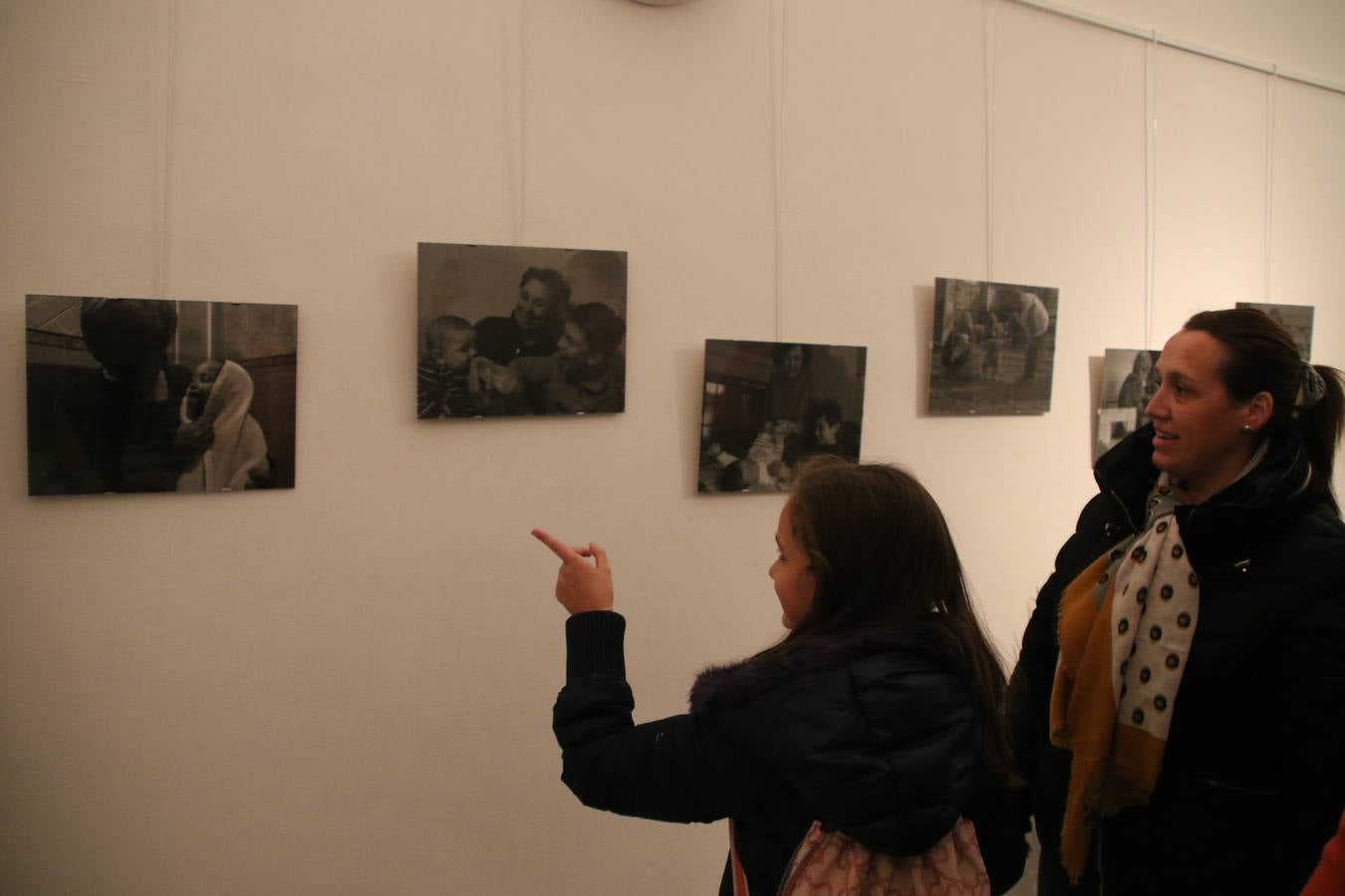 La Asociación de Mujeres Progresistas 'Felisa Tanco' inauguró, ayer, la exposición fotográfica 'Abuelas en movimiento. Instinto vital', enmarcada en los actos conmemorativos del Día Internacional de la Mujer, que se celebra hoy. Una exposición que tiene como objetivo poner en valor el papel que las abuelas juegan en la actualidad y la aportación que está teniendo en la sociedad y en la familia.