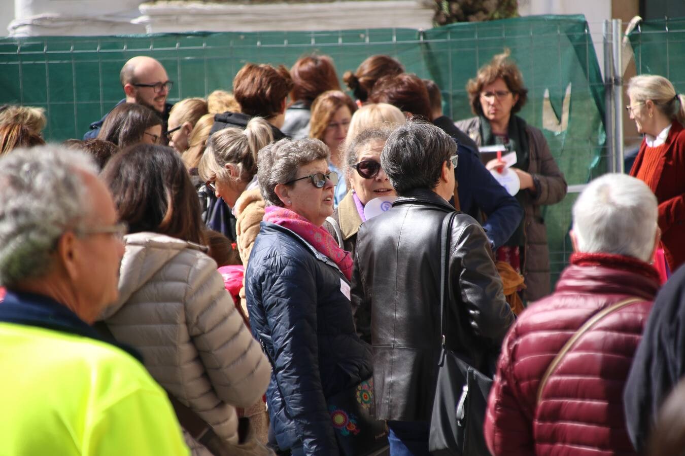 Jerez de los Caballeros ha conmemorado, esta mañana, el Día Internacional de la Mujer con un paro y una concentración bajo el lema 'Por un trabajo y una vida digna, yo paro'. La manifestación ha recorrido las calles Vasco Núñez de Balboa, Templarios y Plaza de España bajo los gritos y pancartas de «soy mujer de alas, no de jaulas», «ni una menos», «igualdad» o «valientes, creativas, emprendedoras, apasionadas, intuitivas». Más de un centenar de personas han reivindicado, así, los derechos de las mujeres. 