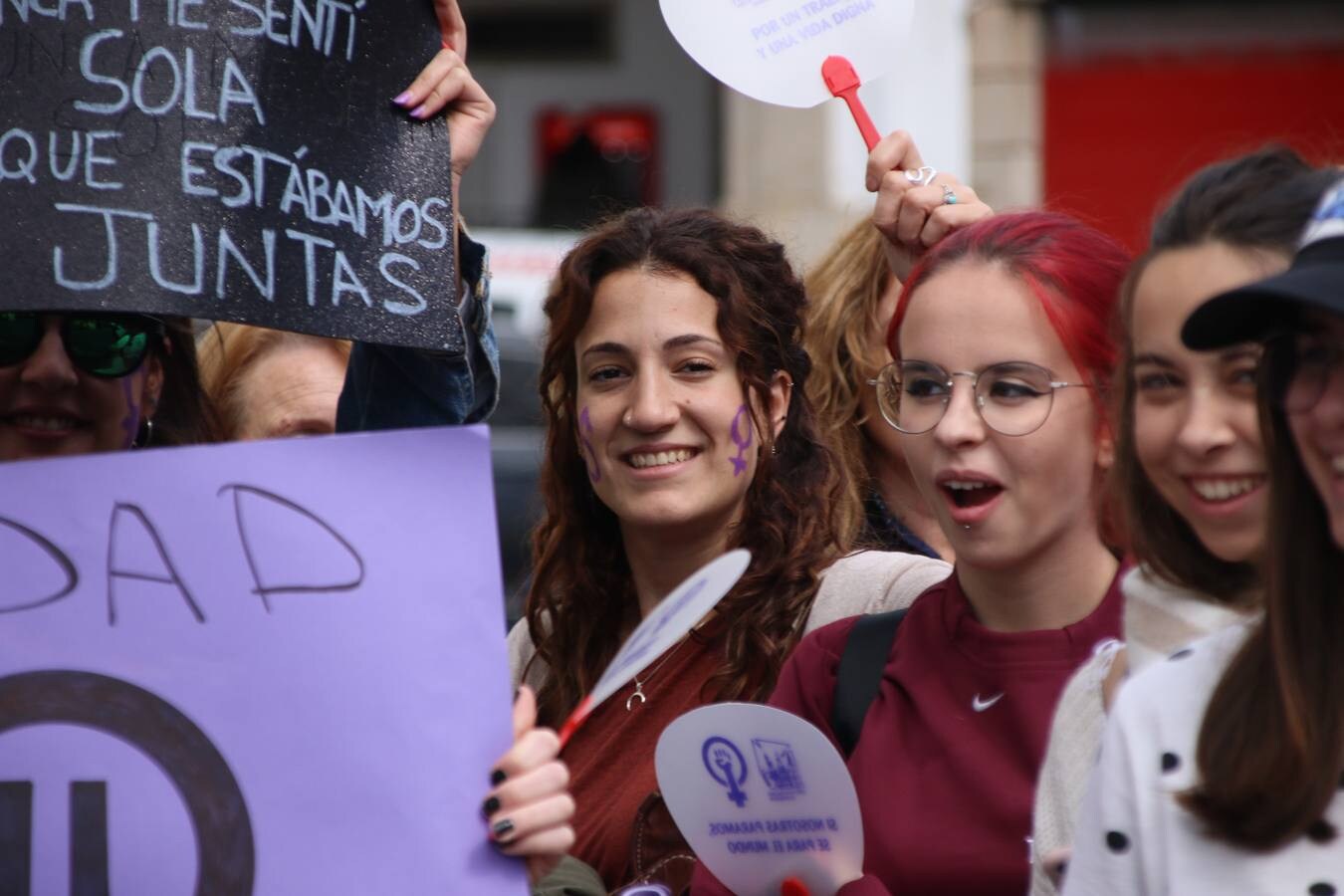 Jerez de los Caballeros ha conmemorado, esta mañana, el Día Internacional de la Mujer con un paro y una concentración bajo el lema 'Por un trabajo y una vida digna, yo paro'. La manifestación ha recorrido las calles Vasco Núñez de Balboa, Templarios y Plaza de España bajo los gritos y pancartas de «soy mujer de alas, no de jaulas», «ni una menos», «igualdad» o «valientes, creativas, emprendedoras, apasionadas, intuitivas». Más de un centenar de personas han reivindicado, así, los derechos de las mujeres. 