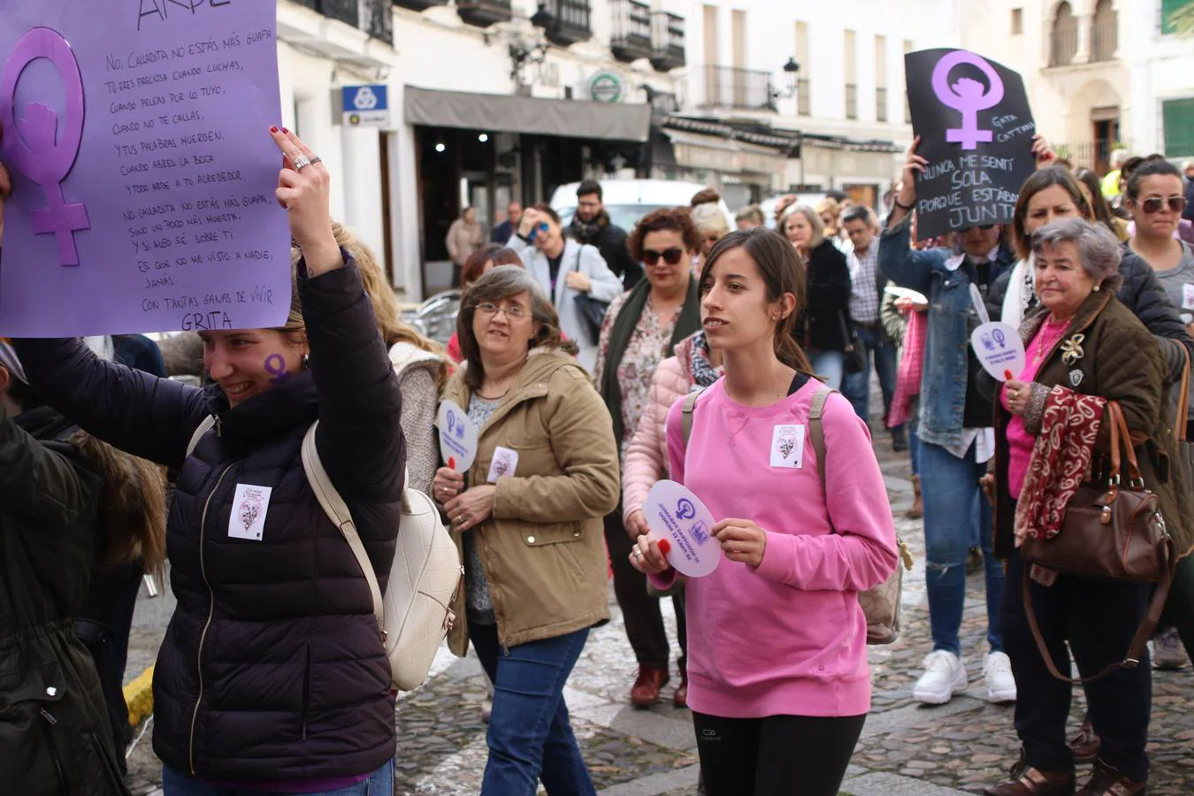 Jerez de los Caballeros ha conmemorado, esta mañana, el Día Internacional de la Mujer con un paro y una concentración bajo el lema 'Por un trabajo y una vida digna, yo paro'. La manifestación ha recorrido las calles Vasco Núñez de Balboa, Templarios y Plaza de España bajo los gritos y pancartas de «soy mujer de alas, no de jaulas», «ni una menos», «igualdad» o «valientes, creativas, emprendedoras, apasionadas, intuitivas». Más de un centenar de personas han reivindicado, así, los derechos de las mujeres. 