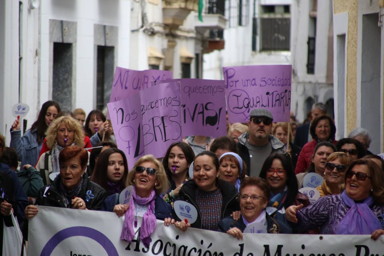 Jerez de los Caballeros ha conmemorado, esta mañana, el Día Internacional de la Mujer con un paro y una concentración bajo el lema 'Por un trabajo y una vida digna, yo paro'. La manifestación ha recorrido las calles Vasco Núñez de Balboa, Templarios y Plaza de España bajo los gritos y pancartas de «soy mujer de alas, no de jaulas», «ni una menos», «igualdad» o «valientes, creativas, emprendedoras, apasionadas, intuitivas». Más de un centenar de personas han reivindicado, así, los derechos de las mujeres. 