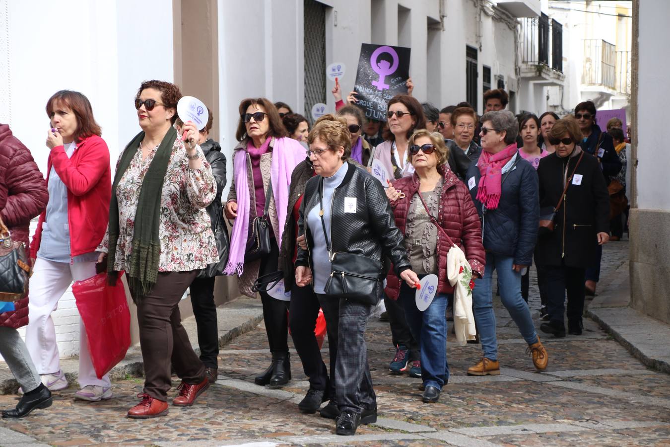 Jerez de los Caballeros ha conmemorado, esta mañana, el Día Internacional de la Mujer con un paro y una concentración bajo el lema 'Por un trabajo y una vida digna, yo paro'. La manifestación ha recorrido las calles Vasco Núñez de Balboa, Templarios y Plaza de España bajo los gritos y pancartas de «soy mujer de alas, no de jaulas», «ni una menos», «igualdad» o «valientes, creativas, emprendedoras, apasionadas, intuitivas». Más de un centenar de personas han reivindicado, así, los derechos de las mujeres. 