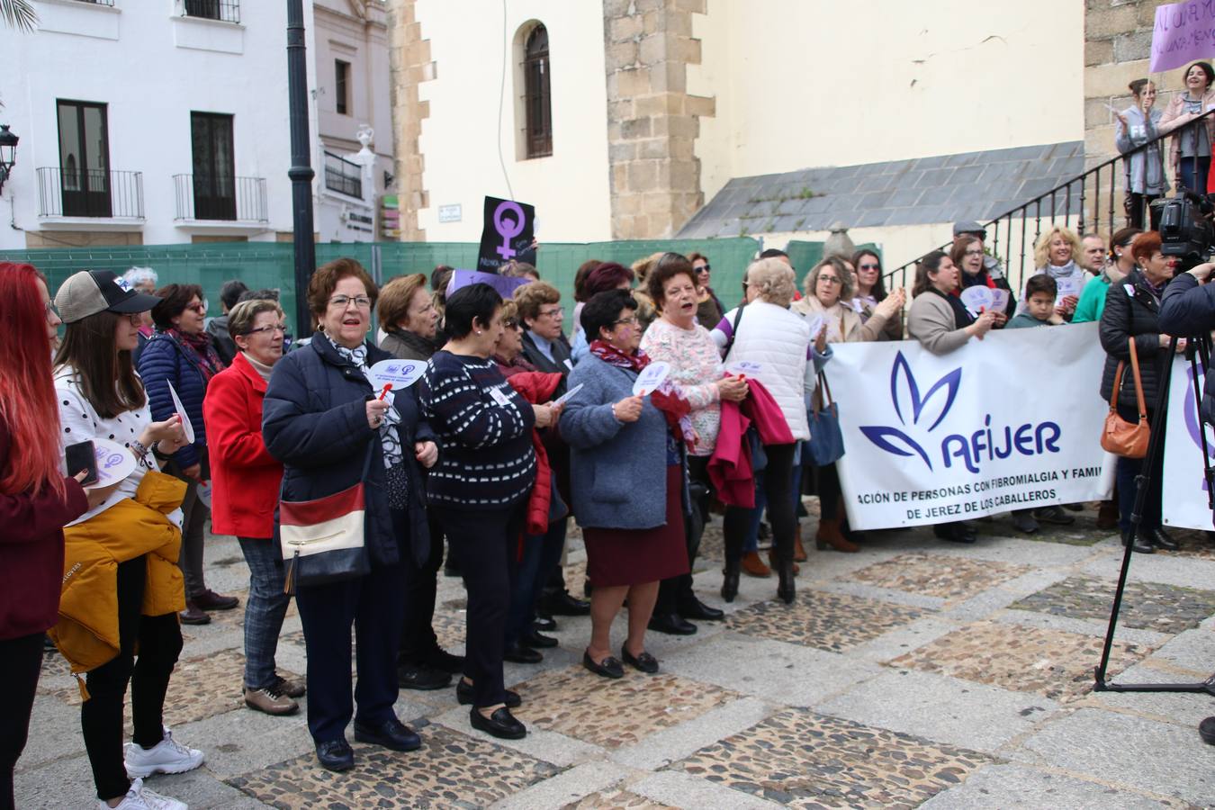 Jerez de los Caballeros ha conmemorado, esta mañana, el Día Internacional de la Mujer con un paro y una concentración bajo el lema 'Por un trabajo y una vida digna, yo paro'. La manifestación ha recorrido las calles Vasco Núñez de Balboa, Templarios y Plaza de España bajo los gritos y pancartas de «soy mujer de alas, no de jaulas», «ni una menos», «igualdad» o «valientes, creativas, emprendedoras, apasionadas, intuitivas». Más de un centenar de personas han reivindicado, así, los derechos de las mujeres. 