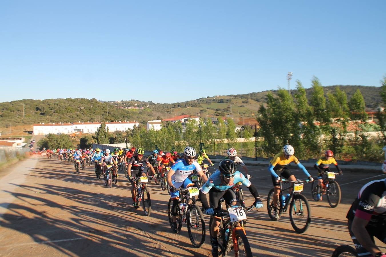 Sensacional jornada en torno al deporte del ciclismo la vivida este domingo, 10 de marzo, en Jerez de los Caballeros con la celebración del VII Maratón templario organizado por el Club ciclista de esta ciudad, con el que se ha dado continuidad a un Open de España de Maratón, que arrancó hace un mes con la VI Vuelta a Córdoba BTT.Miguel Muñoz y Lara Lois, acudían como líderes en la categoría élite tras ser los mejores en la primera cita y en esta prueba, han finalizado cuarto y primera de la general, respectivamente. José Márquez Granado (Quillo Márquez) ha sido el vencedor de la Maratón con un recorrido de 83 kilómetros por el bello entorno de dehesas de Jerez y la comarcar suroeste de Extremadura y con más de 2.000 metros de desnivel acumulado; seguido de Alejandro Díaz de la Peña y José Luis Carrasco Gámez. Agnieta Francke ha sido segunda de la general. En cuanto a los locales, Rafael García Barragán ha sido el primer jerezano de la Maratón en llegar a meta seguido de Ramón Pérez Guerrero y José Ángel González Pérez.El vencedor de la Ruta cicloturista, de 50 kilómetros, ha sido Alberto Cuevas Sánchez, seguido de Antonio Linares Paredes y Pablo Alpiste Quijada.