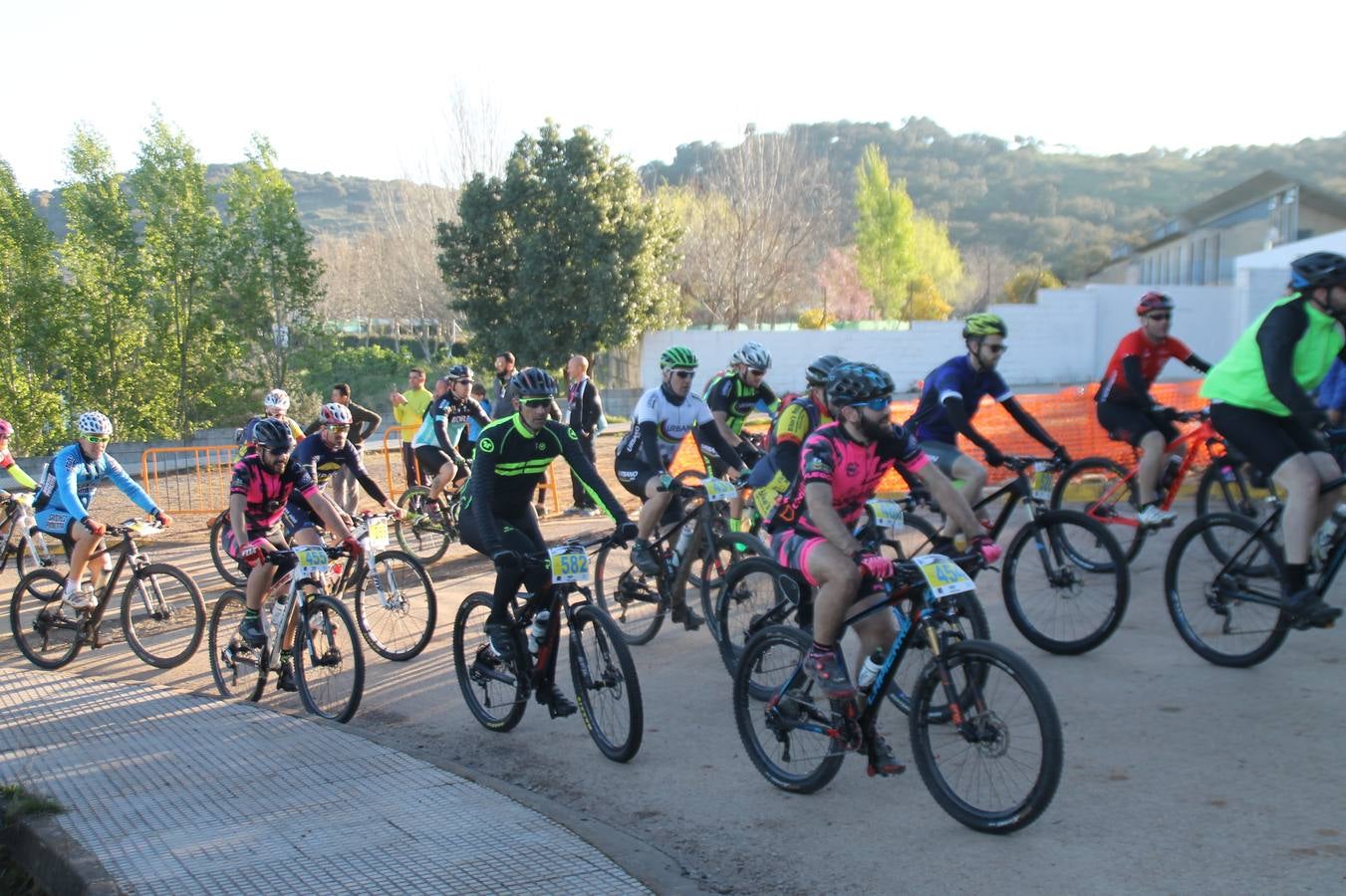 Sensacional jornada en torno al deporte del ciclismo la vivida este domingo, 10 de marzo, en Jerez de los Caballeros con la celebración del VII Maratón templario organizado por el Club ciclista de esta ciudad, con el que se ha dado continuidad a un Open de España de Maratón, que arrancó hace un mes con la VI Vuelta a Córdoba BTT.Miguel Muñoz y Lara Lois, acudían como líderes en la categoría élite tras ser los mejores en la primera cita y en esta prueba, han finalizado cuarto y primera de la general, respectivamente. José Márquez Granado (Quillo Márquez) ha sido el vencedor de la Maratón con un recorrido de 83 kilómetros por el bello entorno de dehesas de Jerez y la comarcar suroeste de Extremadura y con más de 2.000 metros de desnivel acumulado; seguido de Alejandro Díaz de la Peña y José Luis Carrasco Gámez. Agnieta Francke ha sido segunda de la general. En cuanto a los locales, Rafael García Barragán ha sido el primer jerezano de la Maratón en llegar a meta seguido de Ramón Pérez Guerrero y José Ángel González Pérez.El vencedor de la Ruta cicloturista, de 50 kilómetros, ha sido Alberto Cuevas Sánchez, seguido de Antonio Linares Paredes y Pablo Alpiste Quijada.