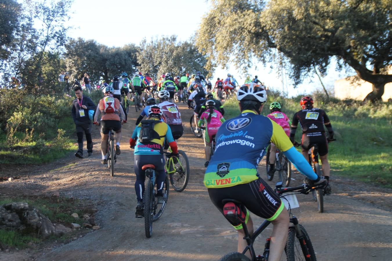 Sensacional jornada en torno al deporte del ciclismo la vivida este domingo, 10 de marzo, en Jerez de los Caballeros con la celebración del VII Maratón templario organizado por el Club ciclista de esta ciudad, con el que se ha dado continuidad a un Open de España de Maratón, que arrancó hace un mes con la VI Vuelta a Córdoba BTT.Miguel Muñoz y Lara Lois, acudían como líderes en la categoría élite tras ser los mejores en la primera cita y en esta prueba, han finalizado cuarto y primera de la general, respectivamente. José Márquez Granado (Quillo Márquez) ha sido el vencedor de la Maratón con un recorrido de 83 kilómetros por el bello entorno de dehesas de Jerez y la comarcar suroeste de Extremadura y con más de 2.000 metros de desnivel acumulado; seguido de Alejandro Díaz de la Peña y José Luis Carrasco Gámez. Agnieta Francke ha sido segunda de la general. En cuanto a los locales, Rafael García Barragán ha sido el primer jerezano de la Maratón en llegar a meta seguido de Ramón Pérez Guerrero y José Ángel González Pérez.El vencedor de la Ruta cicloturista, de 50 kilómetros, ha sido Alberto Cuevas Sánchez, seguido de Antonio Linares Paredes y Pablo Alpiste Quijada.