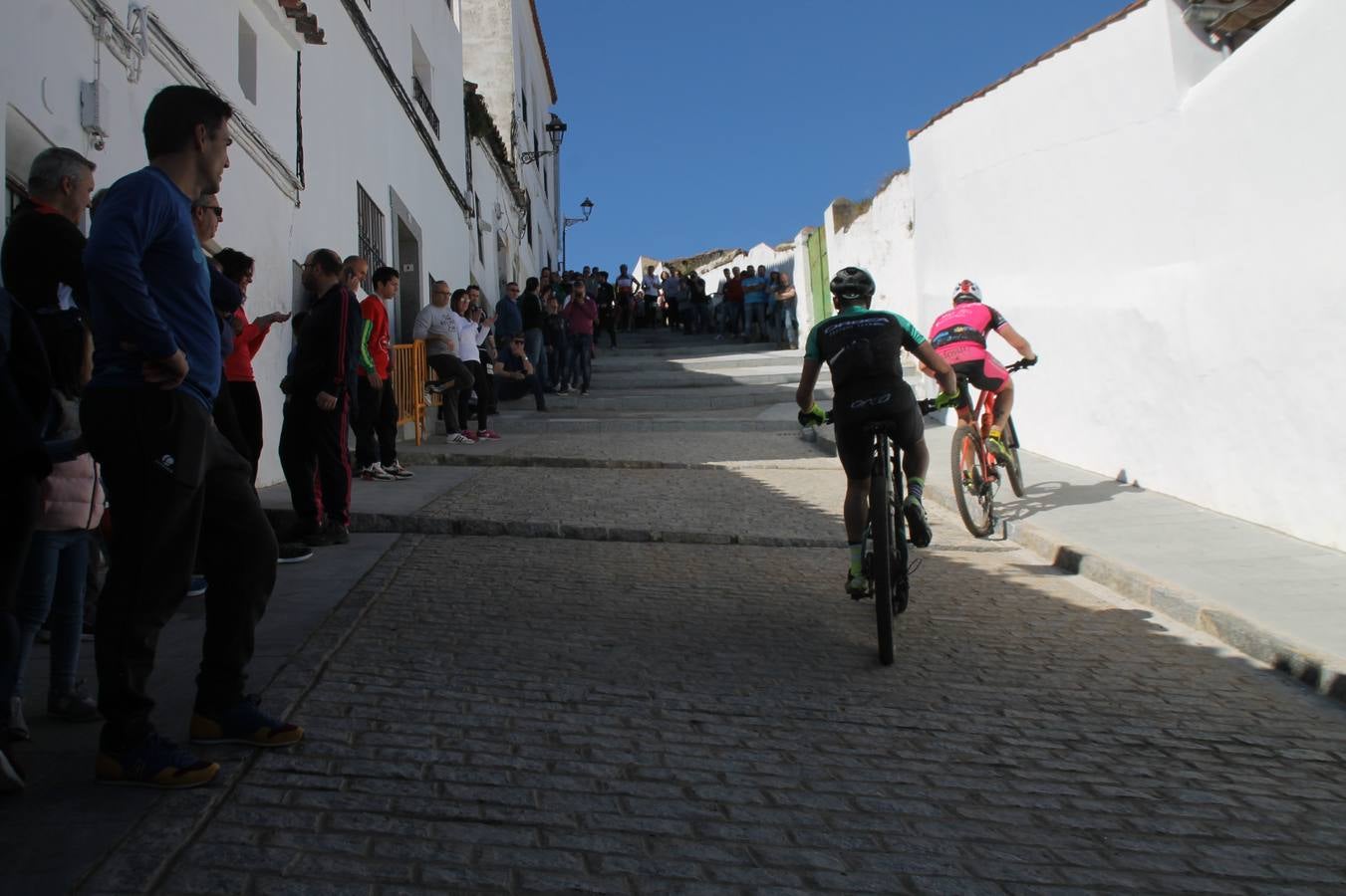 Sensacional jornada en torno al deporte del ciclismo la vivida este domingo, 10 de marzo, en Jerez de los Caballeros con la celebración del VII Maratón templario organizado por el Club ciclista de esta ciudad, con el que se ha dado continuidad a un Open de España de Maratón, que arrancó hace un mes con la VI Vuelta a Córdoba BTT.Miguel Muñoz y Lara Lois, acudían como líderes en la categoría élite tras ser los mejores en la primera cita y en esta prueba, han finalizado cuarto y primera de la general, respectivamente. José Márquez Granado (Quillo Márquez) ha sido el vencedor de la Maratón con un recorrido de 83 kilómetros por el bello entorno de dehesas de Jerez y la comarcar suroeste de Extremadura y con más de 2.000 metros de desnivel acumulado; seguido de Alejandro Díaz de la Peña y José Luis Carrasco Gámez. Agnieta Francke ha sido segunda de la general. En cuanto a los locales, Rafael García Barragán ha sido el primer jerezano de la Maratón en llegar a meta seguido de Ramón Pérez Guerrero y José Ángel González Pérez.El vencedor de la Ruta cicloturista, de 50 kilómetros, ha sido Alberto Cuevas Sánchez, seguido de Antonio Linares Paredes y Pablo Alpiste Quijada.
