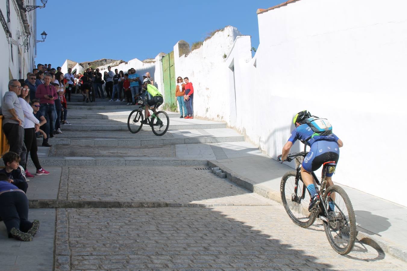 Sensacional jornada en torno al deporte del ciclismo la vivida este domingo, 10 de marzo, en Jerez de los Caballeros con la celebración del VII Maratón templario organizado por el Club ciclista de esta ciudad, con el que se ha dado continuidad a un Open de España de Maratón, que arrancó hace un mes con la VI Vuelta a Córdoba BTT.Miguel Muñoz y Lara Lois, acudían como líderes en la categoría élite tras ser los mejores en la primera cita y en esta prueba, han finalizado cuarto y primera de la general, respectivamente. José Márquez Granado (Quillo Márquez) ha sido el vencedor de la Maratón con un recorrido de 83 kilómetros por el bello entorno de dehesas de Jerez y la comarcar suroeste de Extremadura y con más de 2.000 metros de desnivel acumulado; seguido de Alejandro Díaz de la Peña y José Luis Carrasco Gámez. Agnieta Francke ha sido segunda de la general. En cuanto a los locales, Rafael García Barragán ha sido el primer jerezano de la Maratón en llegar a meta seguido de Ramón Pérez Guerrero y José Ángel González Pérez.El vencedor de la Ruta cicloturista, de 50 kilómetros, ha sido Alberto Cuevas Sánchez, seguido de Antonio Linares Paredes y Pablo Alpiste Quijada.